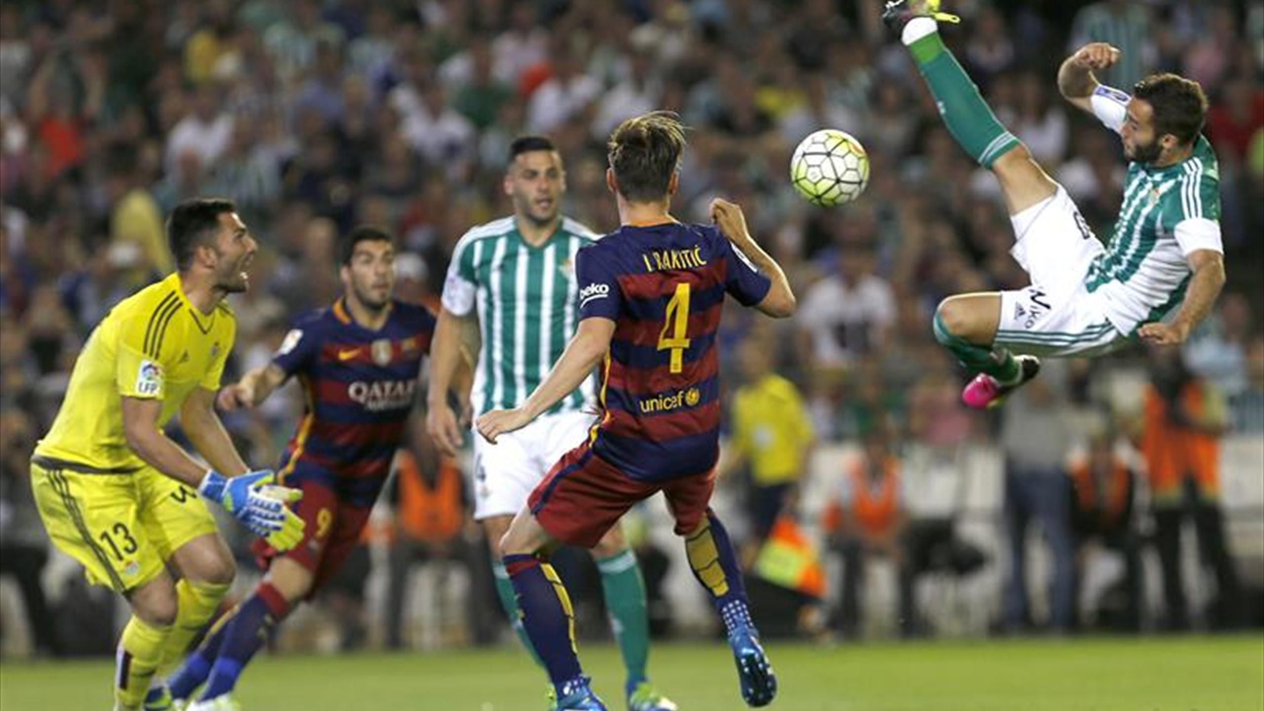 Gorgeous El Barça Se Deja El Liderato En El Derbi Scene in HD