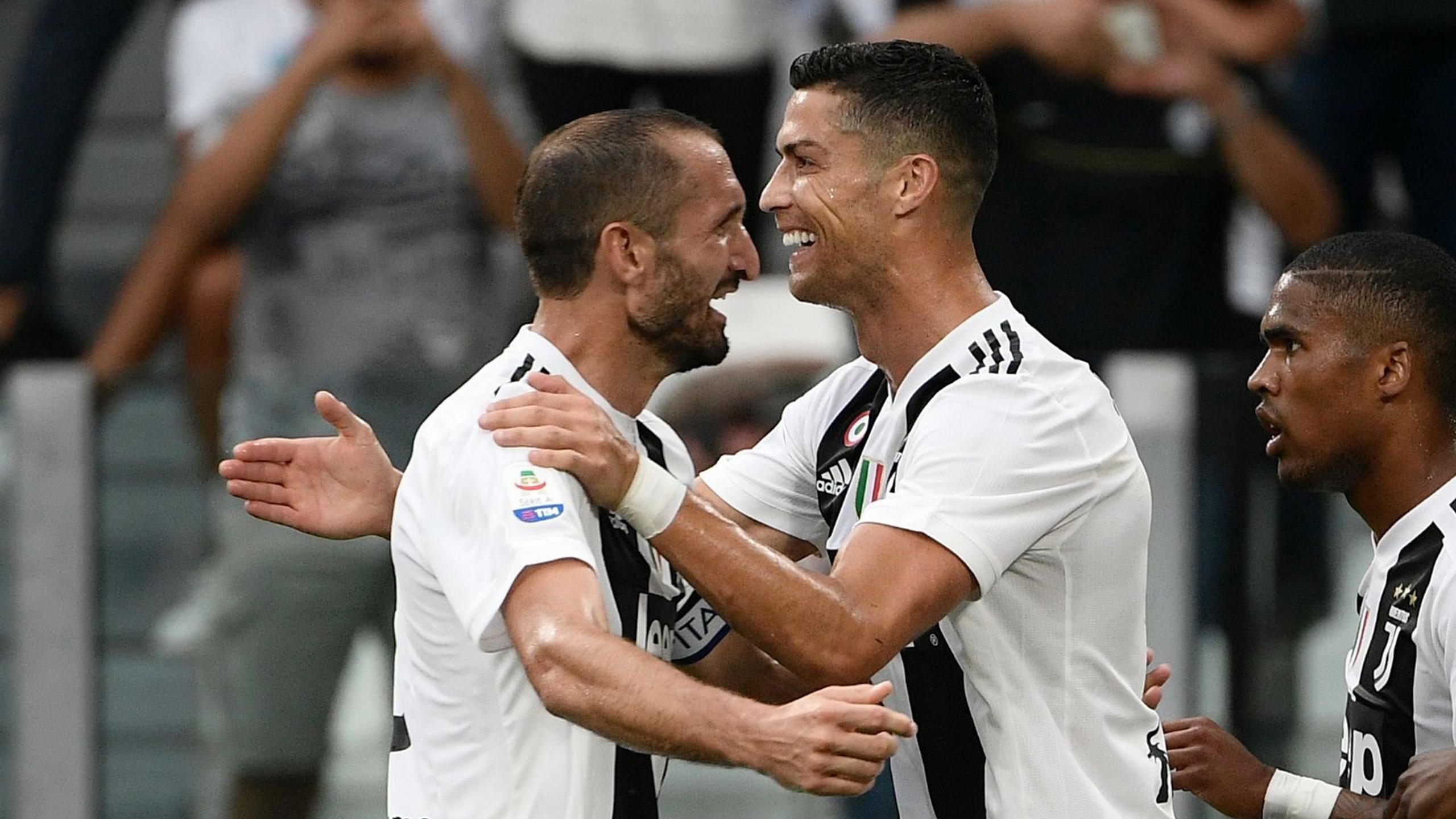 En prenant une photo avec Ronaldo apres Milan Juve Bellanova a devoile l intimite de Chiellini Eurosport
