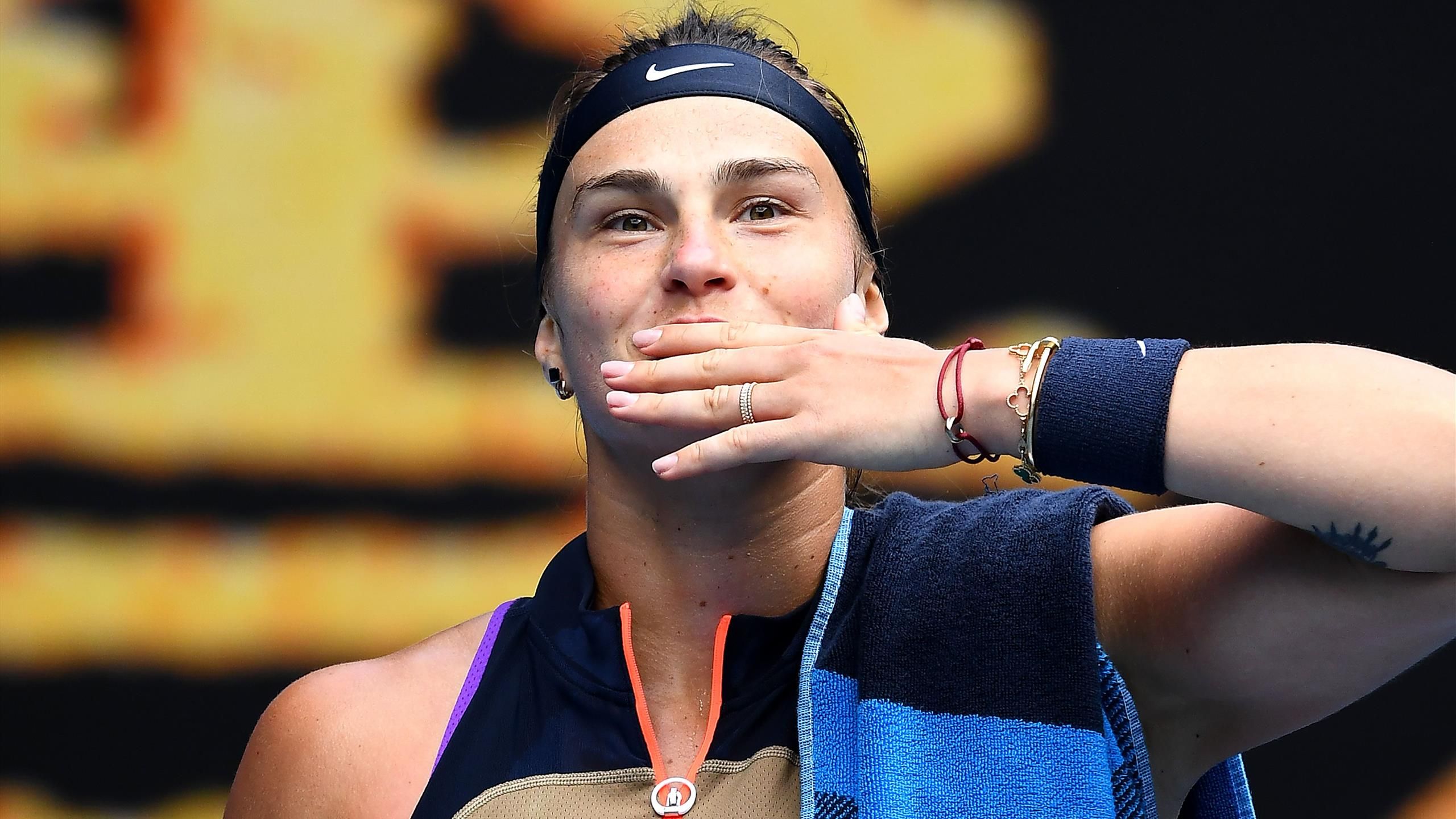 Australian Open 2021 Aryna Sabalenka motors past Ann Li with her