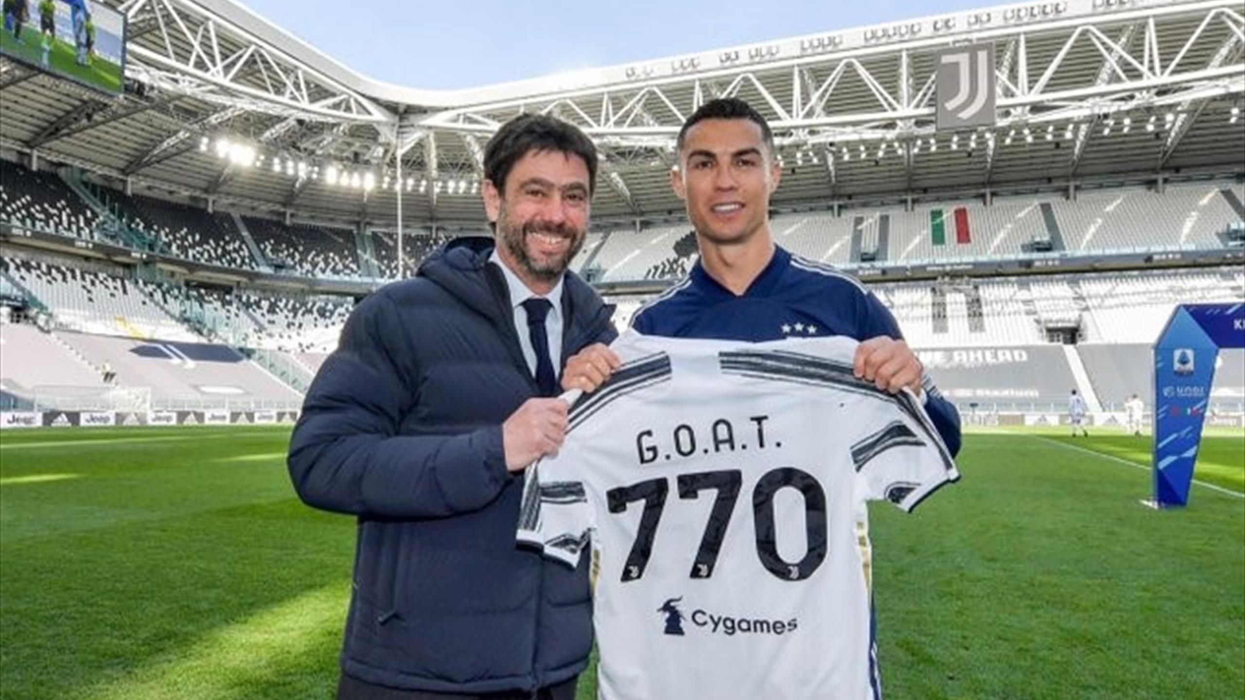 La Juventus celebra Cristiano Ronaldo maglia speciale G.O.A.T. 770 consegnata da Agnelli Eurosport