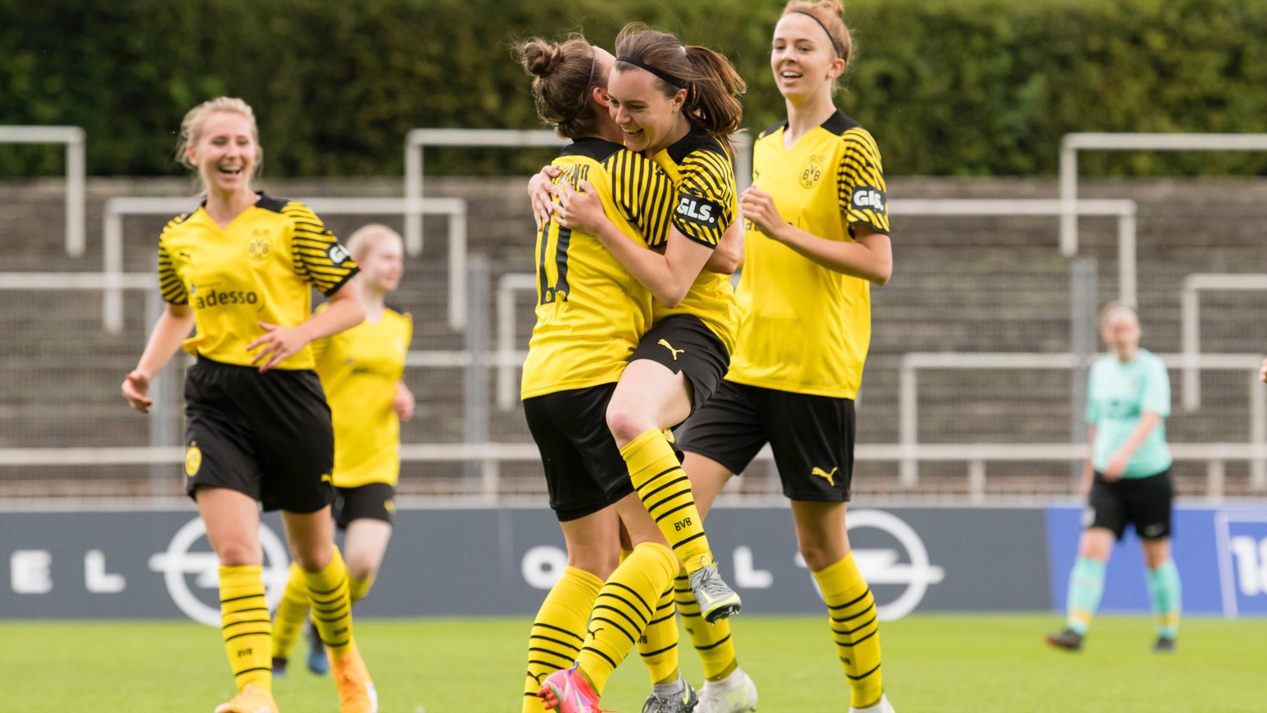 Borussia Dortmunds Damen feierten vor 1300 Zuschauern ein gelungenes Debüt 