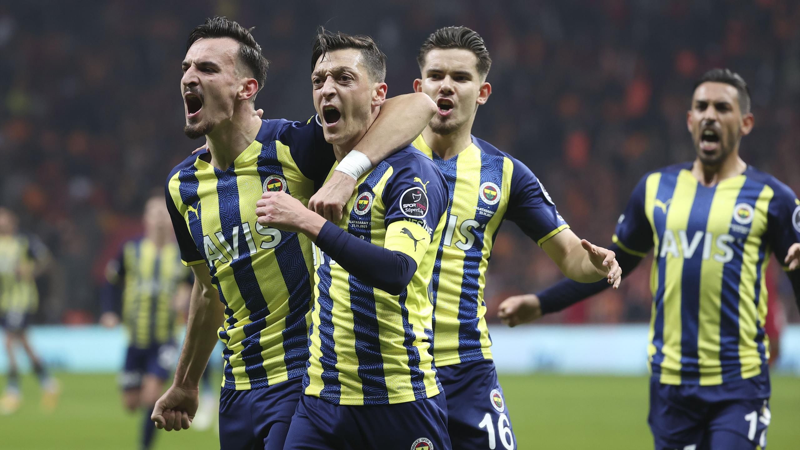 Fenerbahce Istanbul gewinnt Interkontinentales Derby gegen Galatasaray - Mesut Özil leitet Wende ein