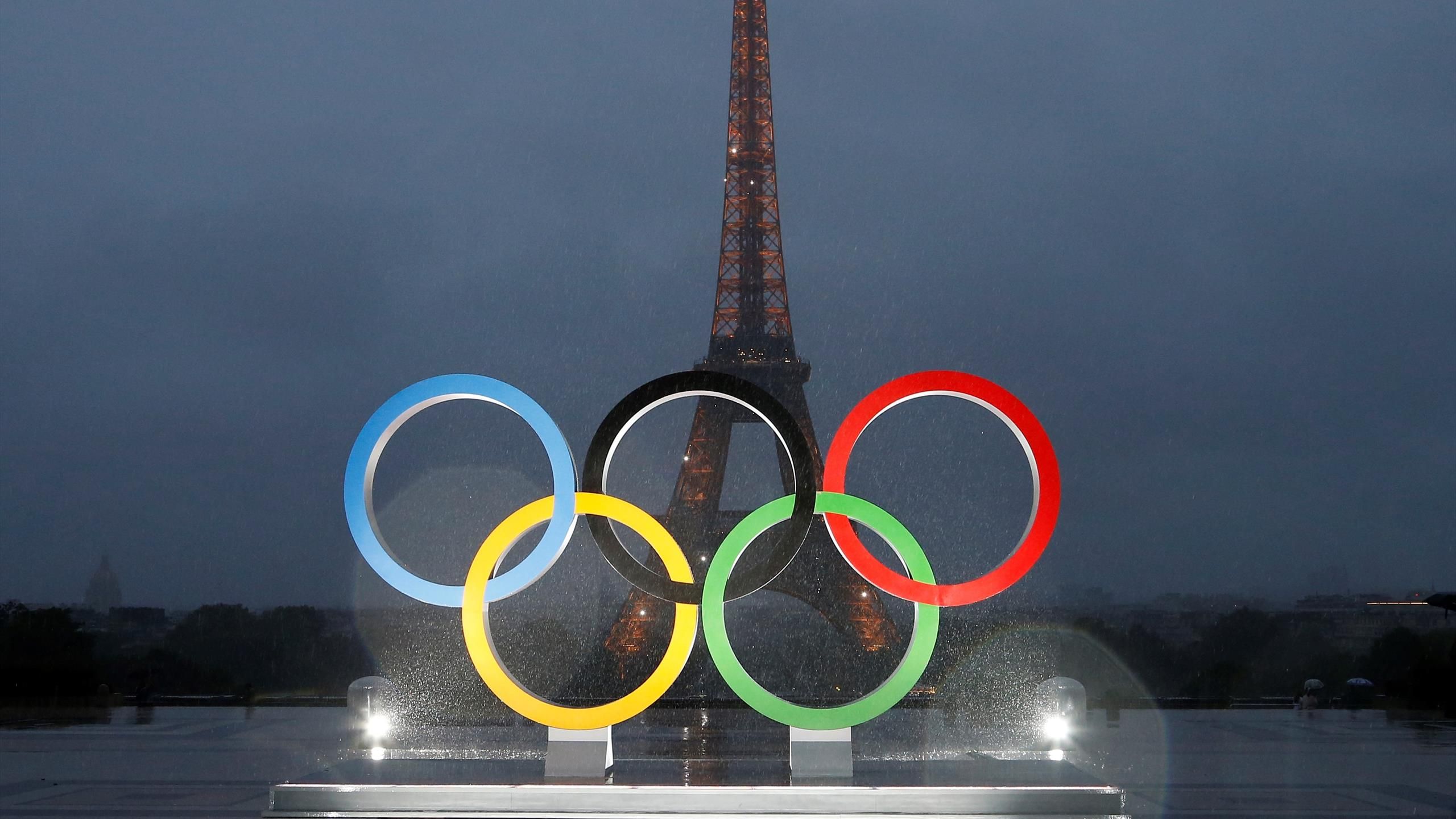 JO 2024. Le drapeau géant conçu pour la Tour Eiffel va être transformé en  vêtements par Decathlon