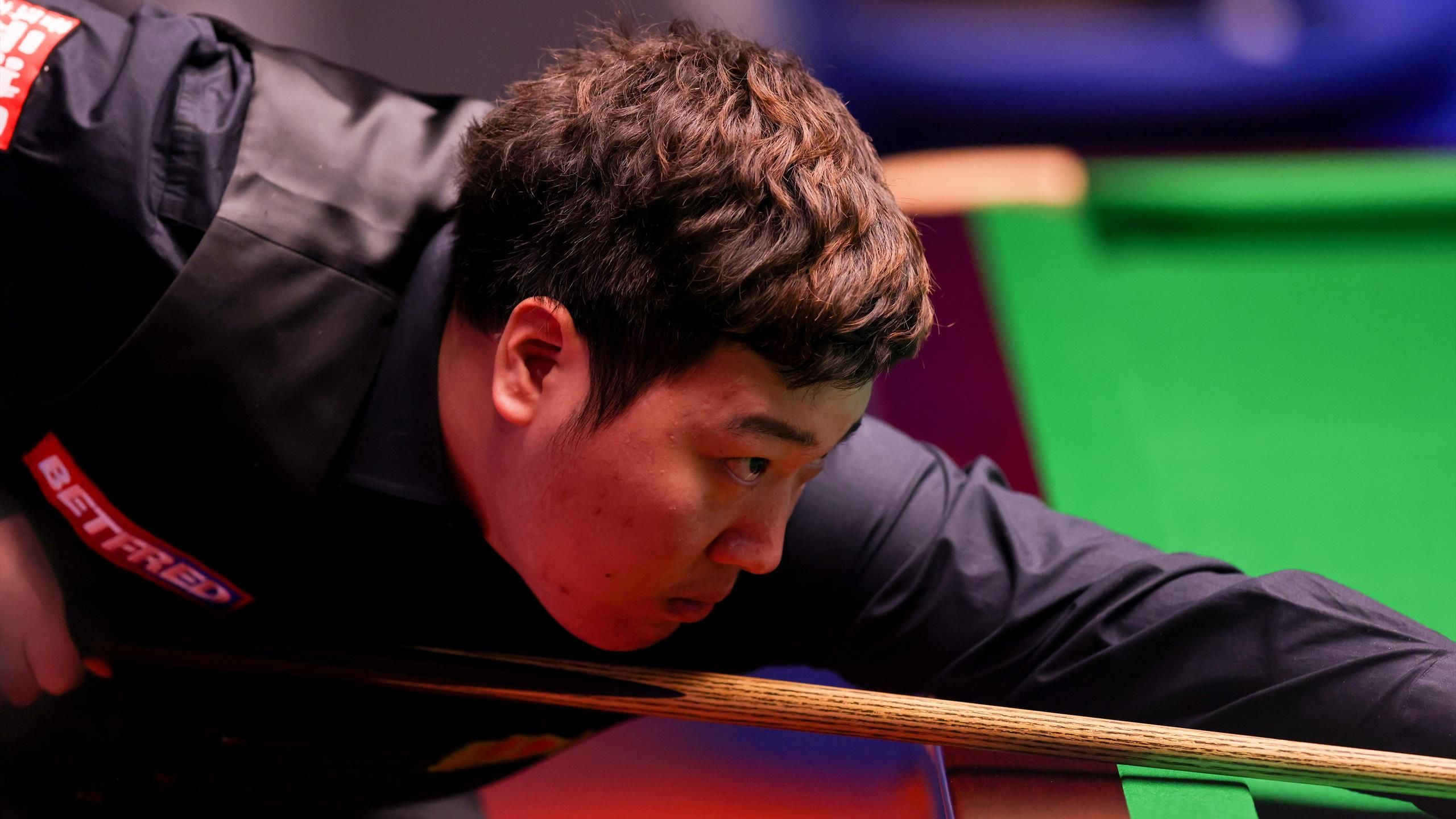 Yan Bingtao at his best to lead reigning champion Mark Selby ahead of final session at World Championship