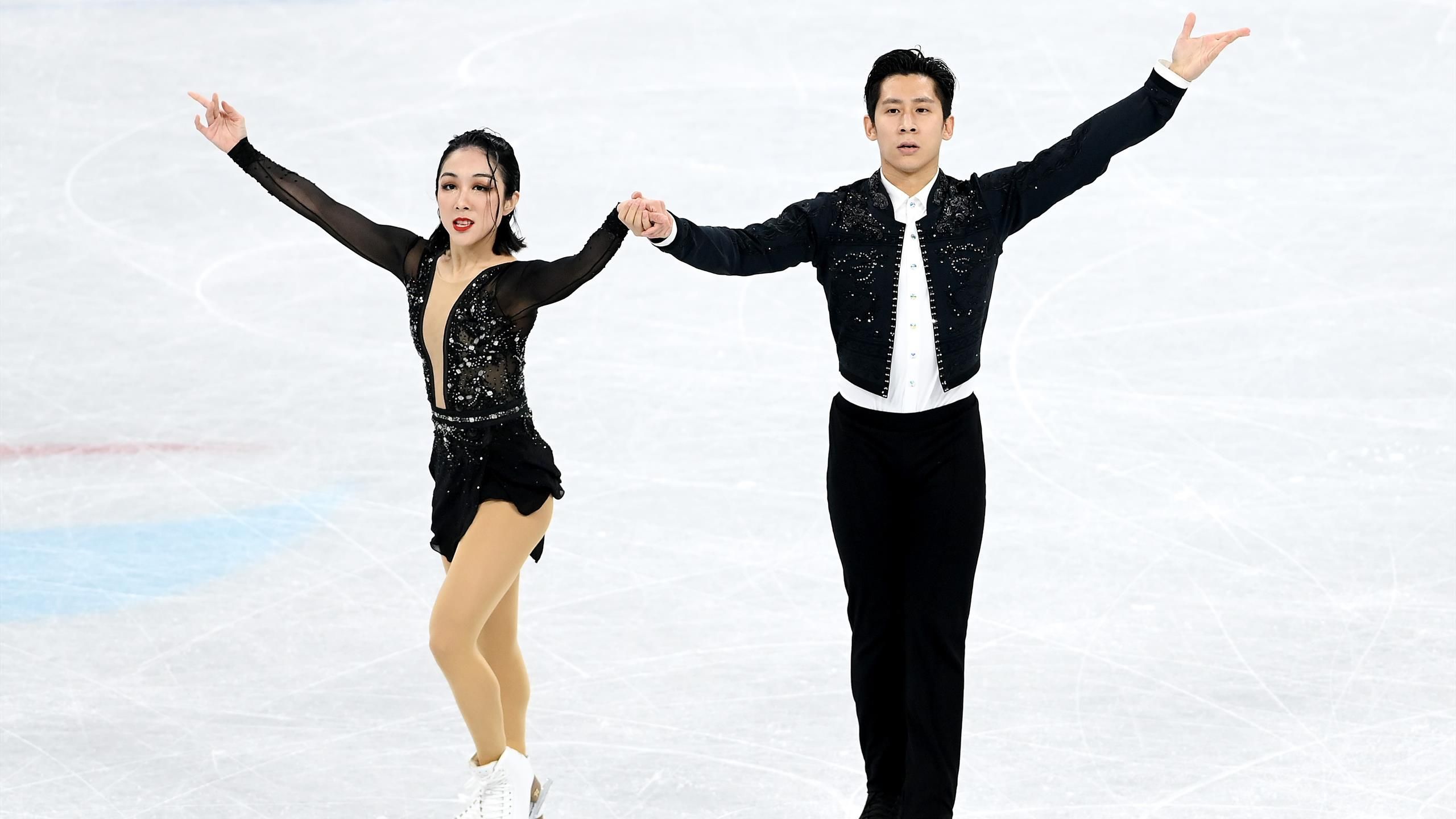 Winter Olympics 2022 - Chinese pair Han Cong and Sui Wenjing delight home fans with figure skating world record