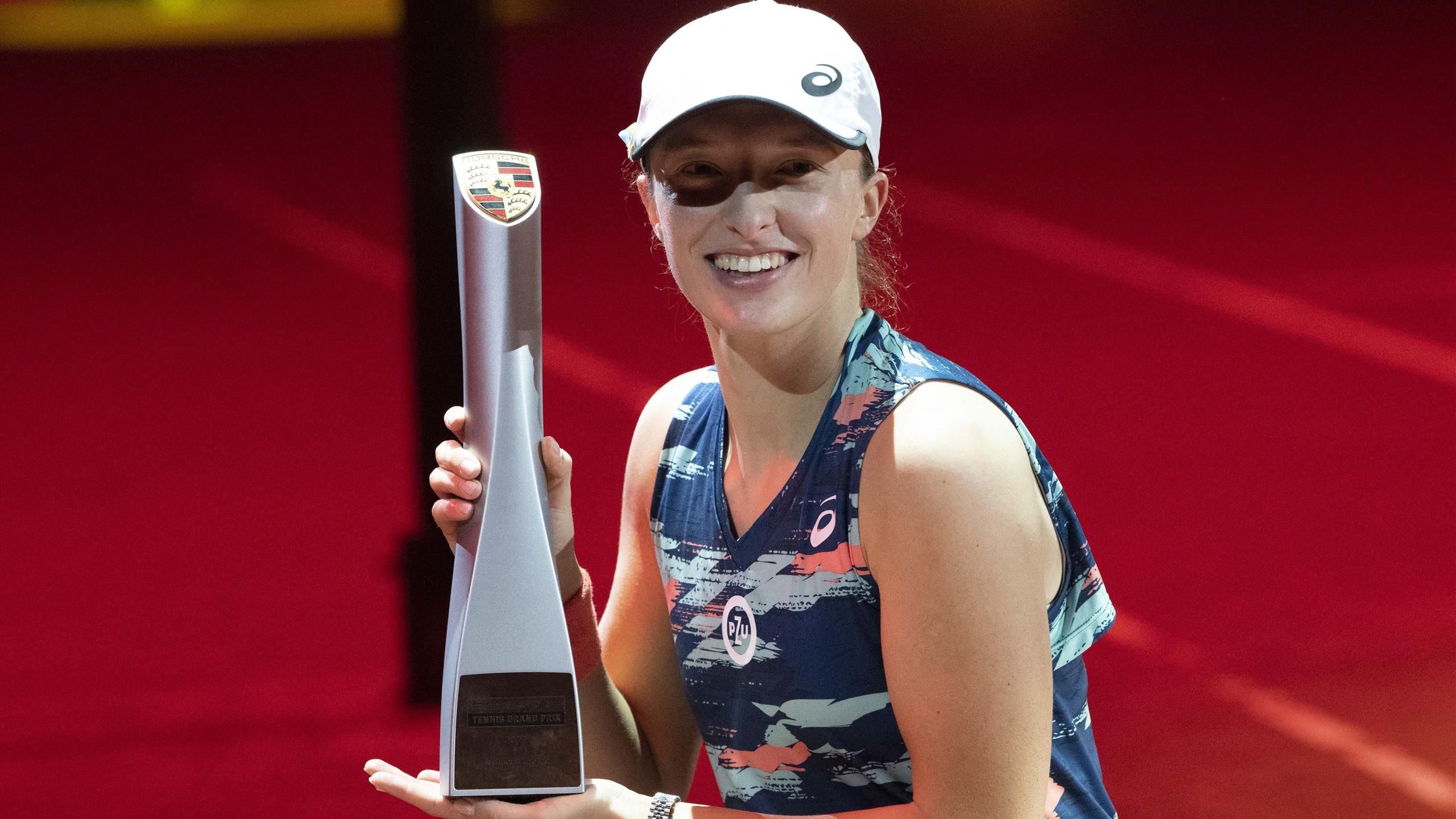 Iga Swiatek beats Aryna Sabalenka to win her fourth straight WTA title at Stuttgart Open, takes a Porsche home