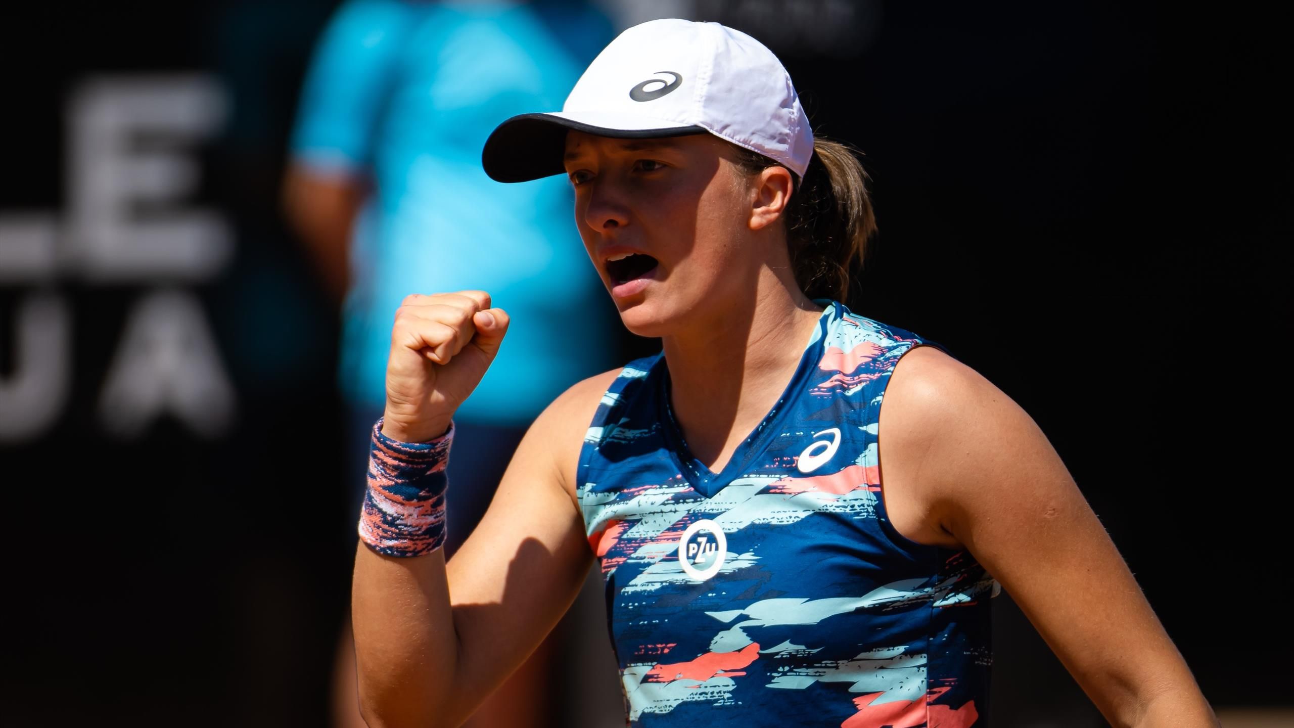 Iga Swiatek hammers Aryna Sabalenka to extend win streak and reach Rome Open final where she will play Ons Jabeur