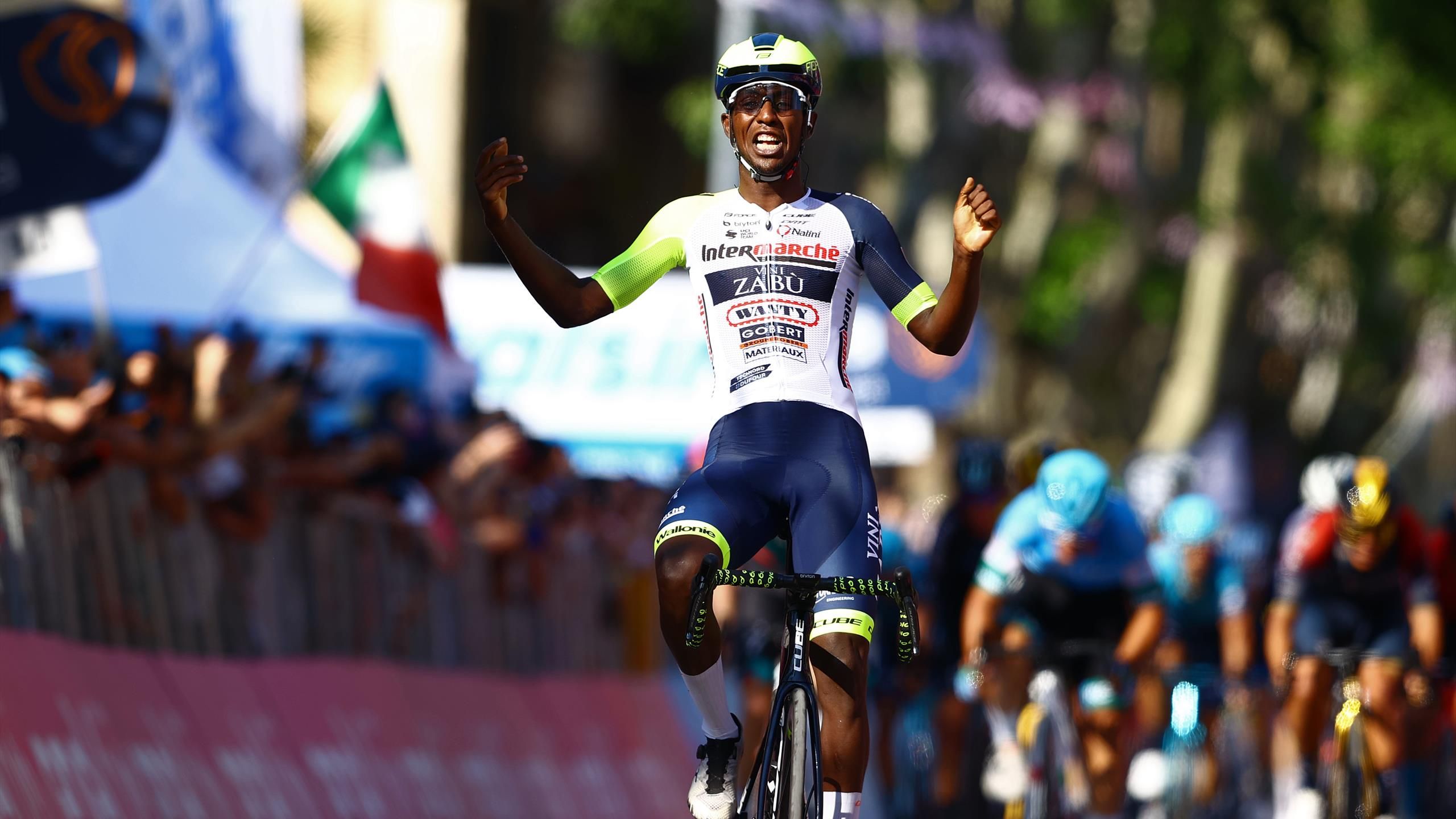 Giro dItalia 2022 Stage 10 as it happened - History made as Biniam Girmay outlasts Mathieu van der Poel in epic sprint