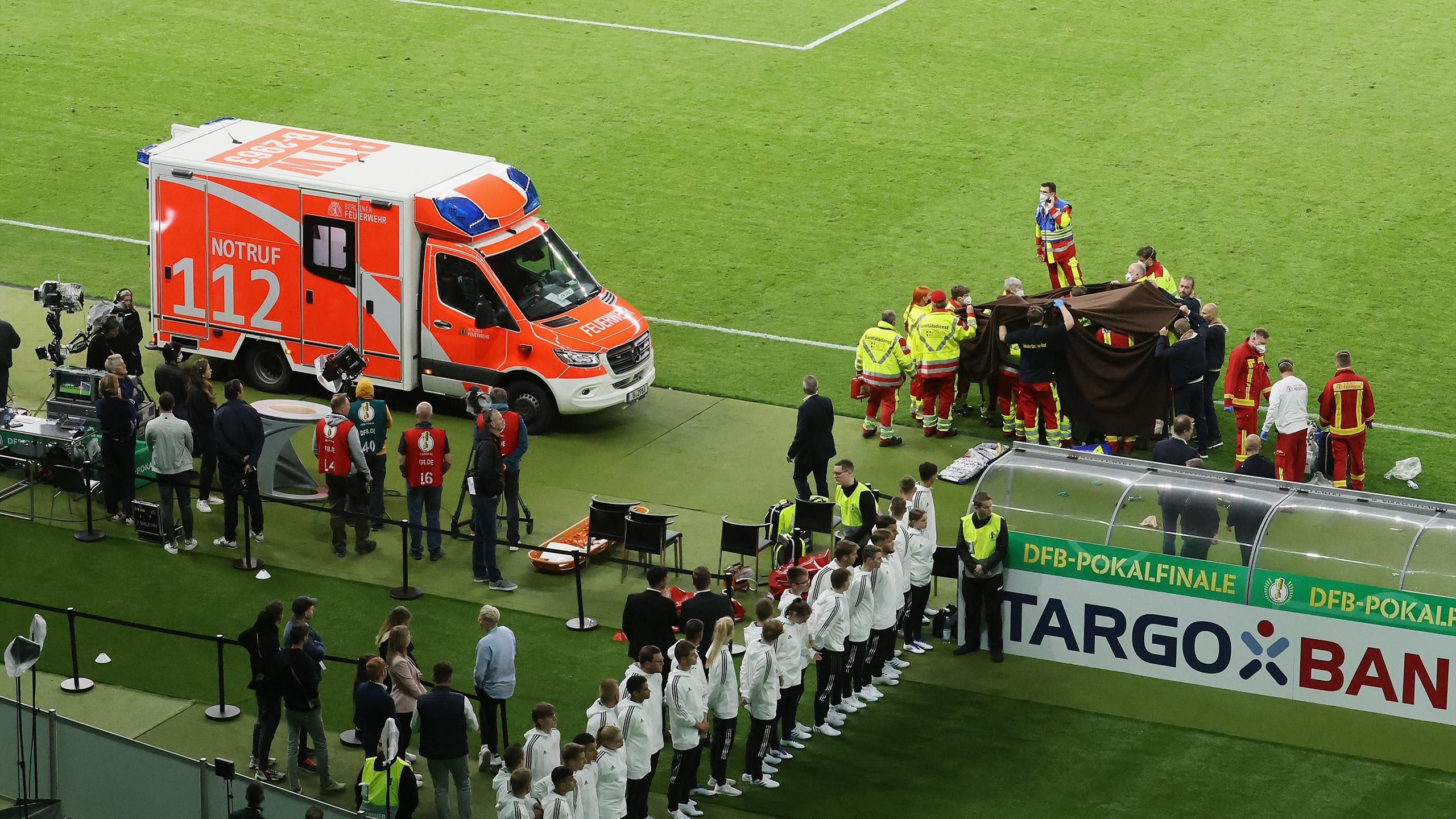 DFB-Pokalfinale Medizinischer Notfall im Innenraum des Berliner Olympiastadion überschattet Siegerehrung