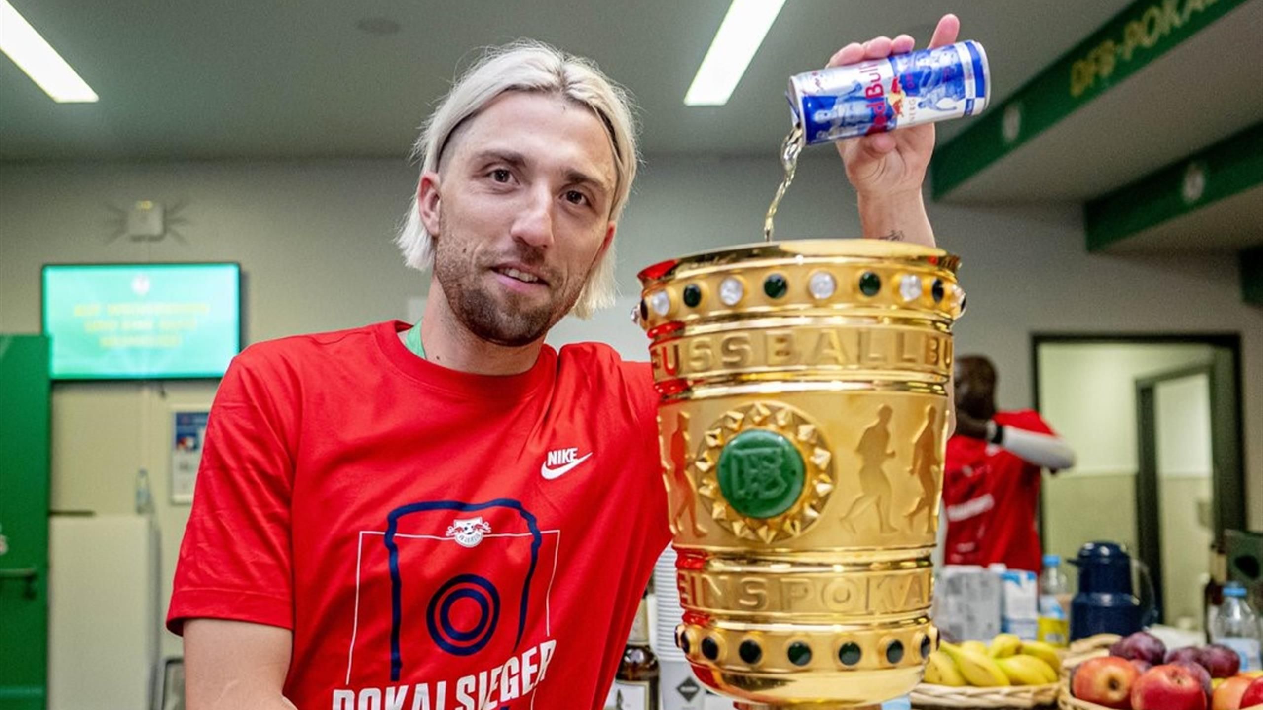 RB Leipzig Kevin Kampl schüttet Red Bull in DFB-Pokal und erntet enormen Shitstorm