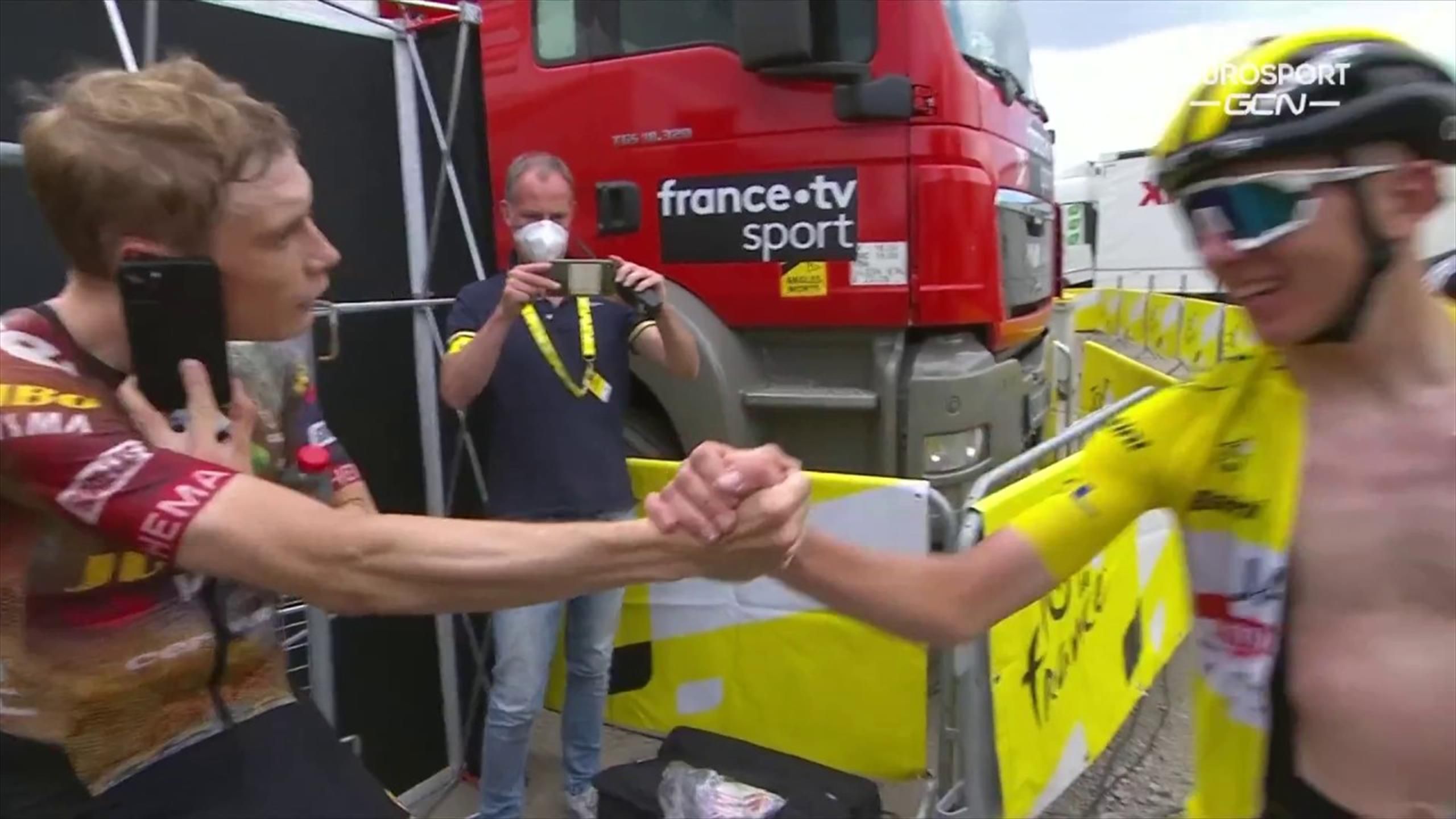 Tour de France | Kapot gereden Pogacar feliciteert winnaar Vingegaard