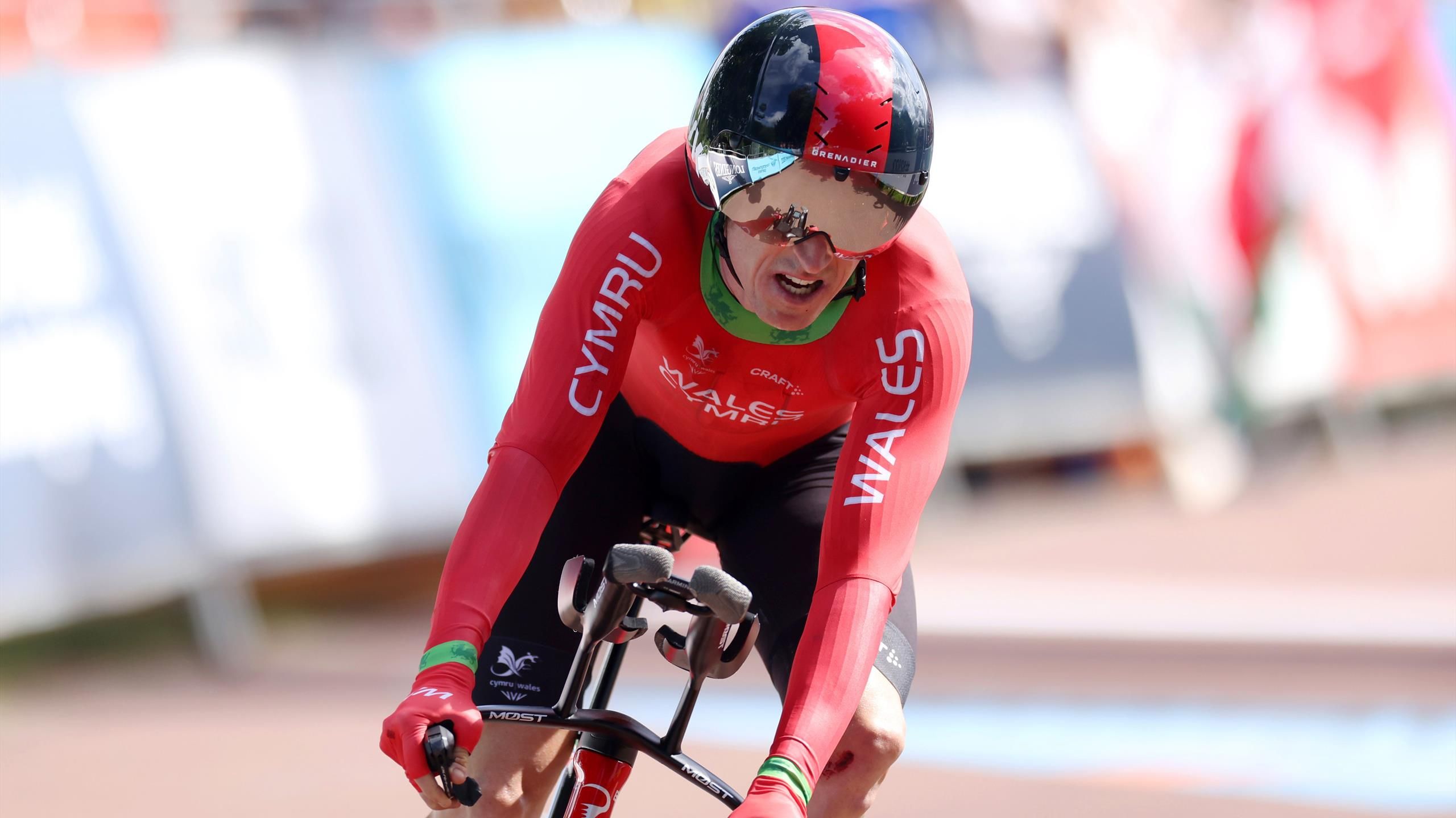 Geraint Thomas suffers crash in time trial, Rohan Dennis seals gold with Fred Wright taking silver