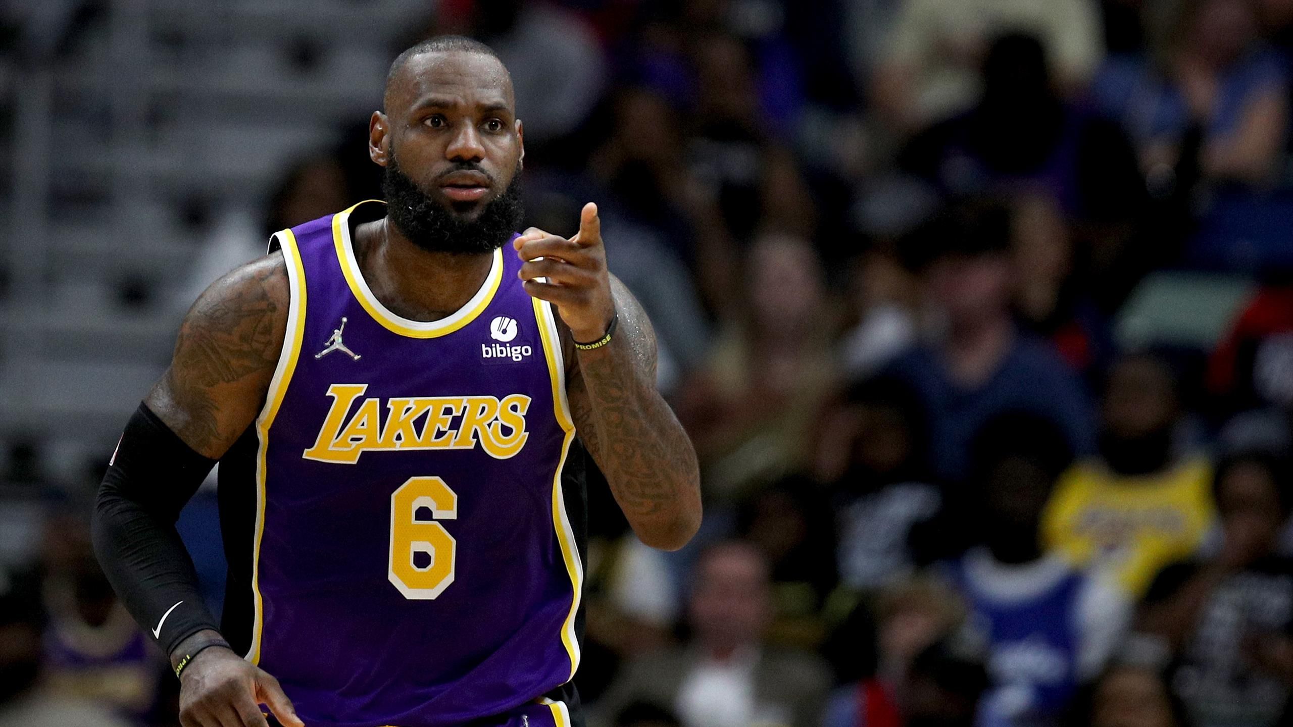 NBA Officiel LeBron James prolonge avec les Lakers jusqu'en 2025