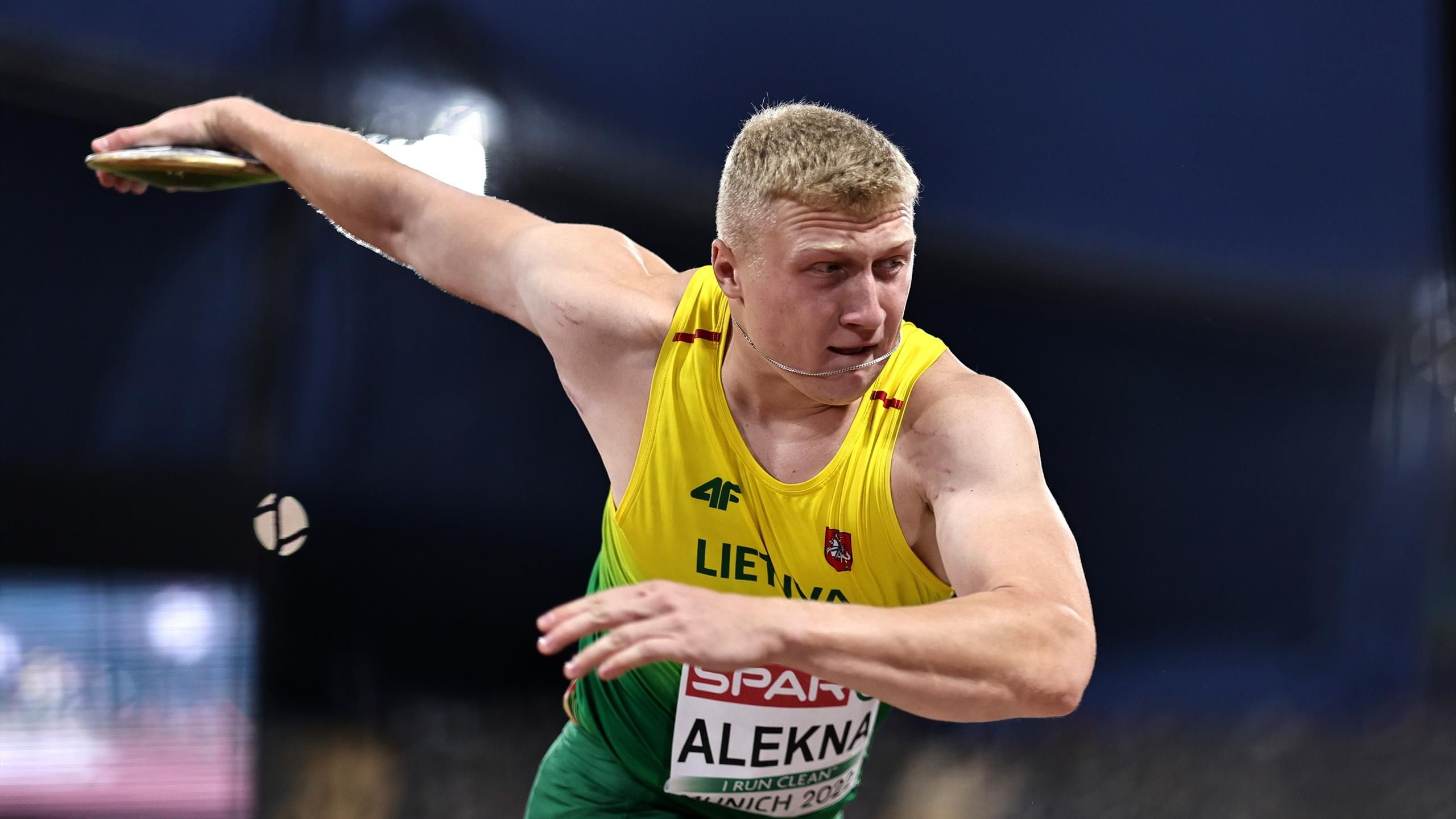 A căzut cel mai vechi record mondial din atletismul masculin! Fiul unui ...