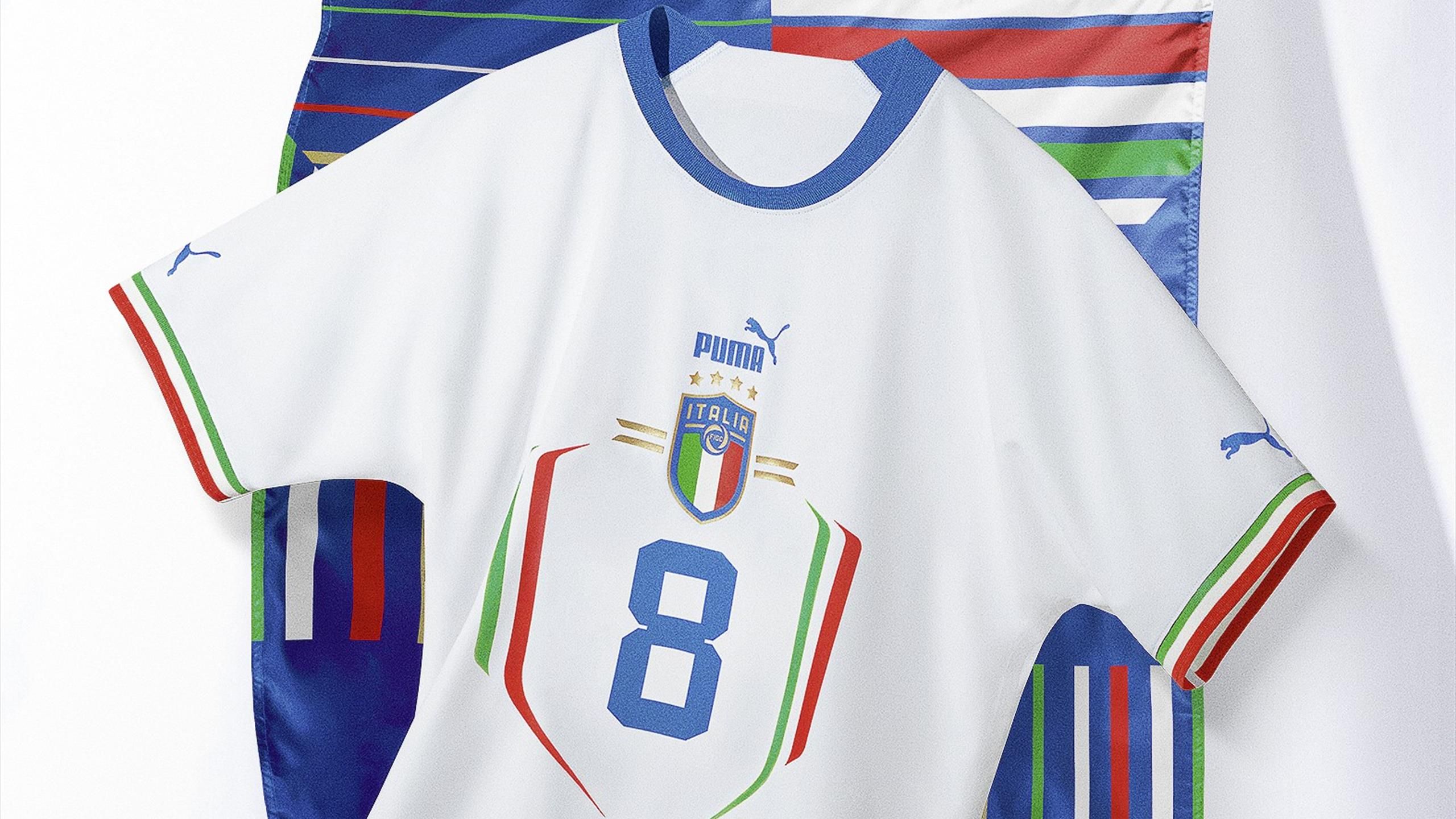 La maglia dell'Italia agli Europei: spiccano le strisce tricolori e i  fianchi più scuri