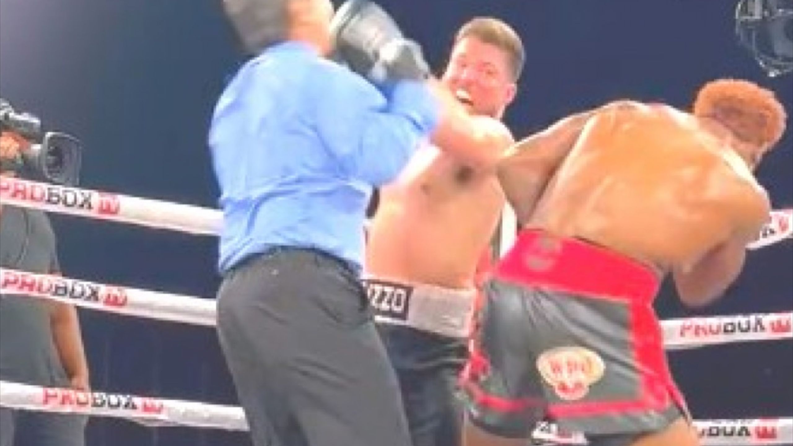VIDEO | Faza anului în box! Un arbitru a încasat un pumn zdravăn în ...