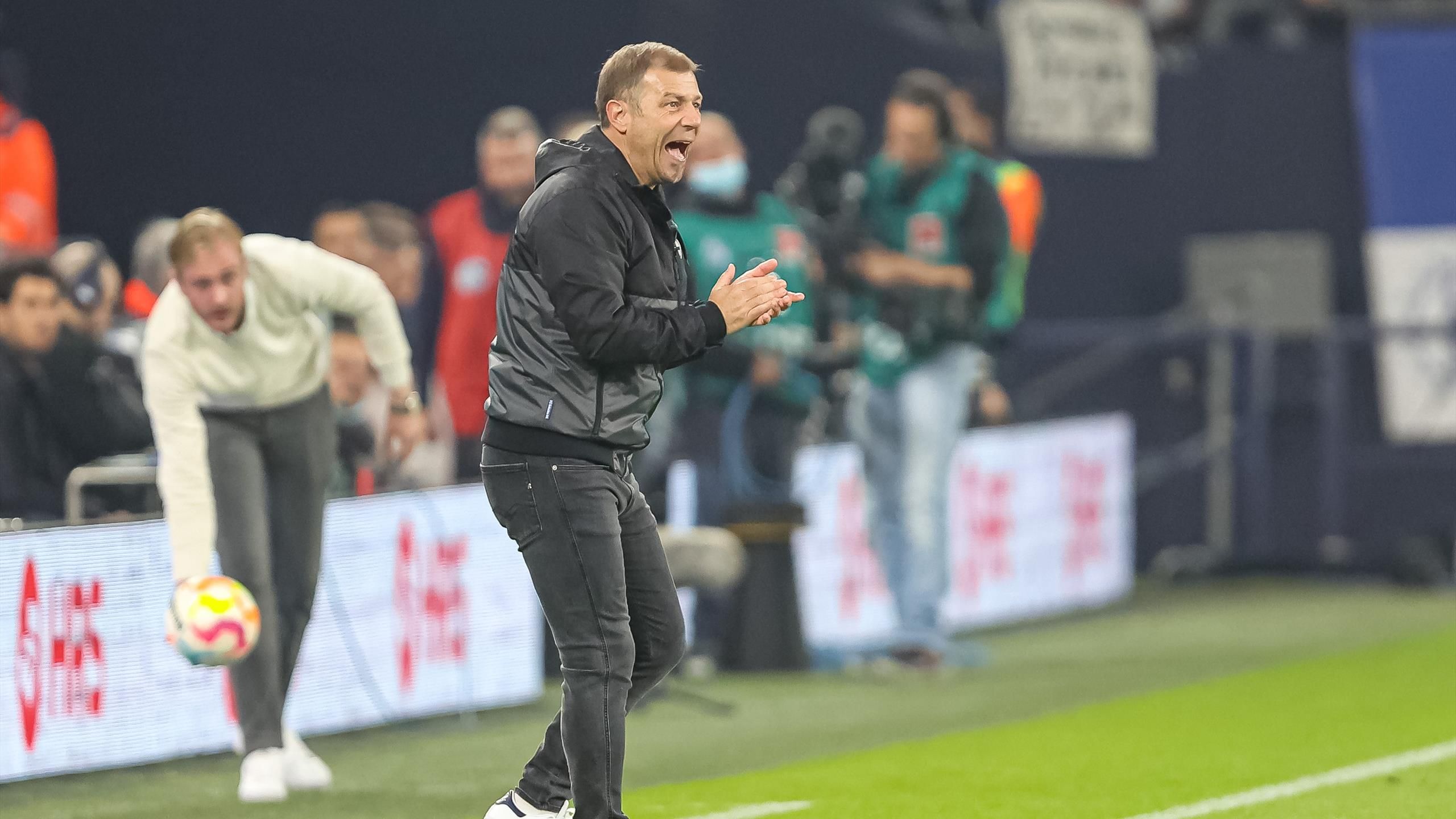 Kramer Und Kramer Gelsenkirchen FC Schalke 04: Frank Kramer bleibt Trainer in Gelsenkirchen und sitzt