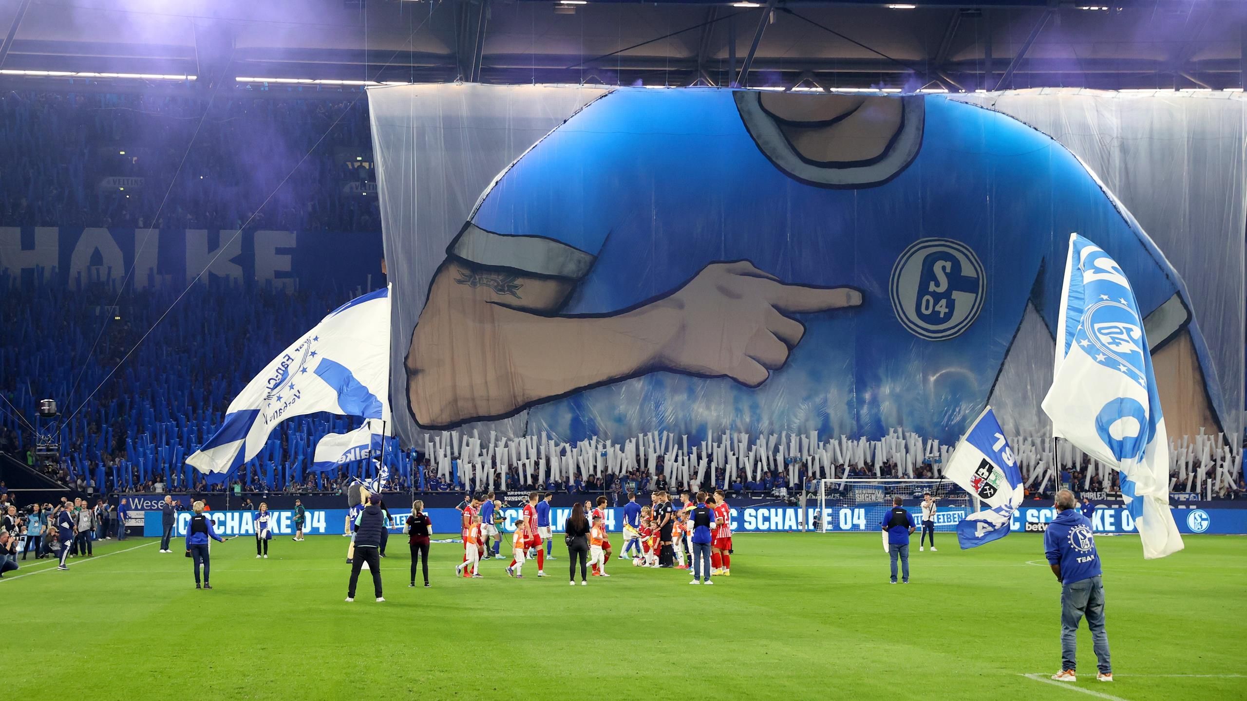 FC Schalke - Panne bei Fan-Choreo im Heimspiel gegen SC Freiburg Polizei kündigt Konsequenzen an