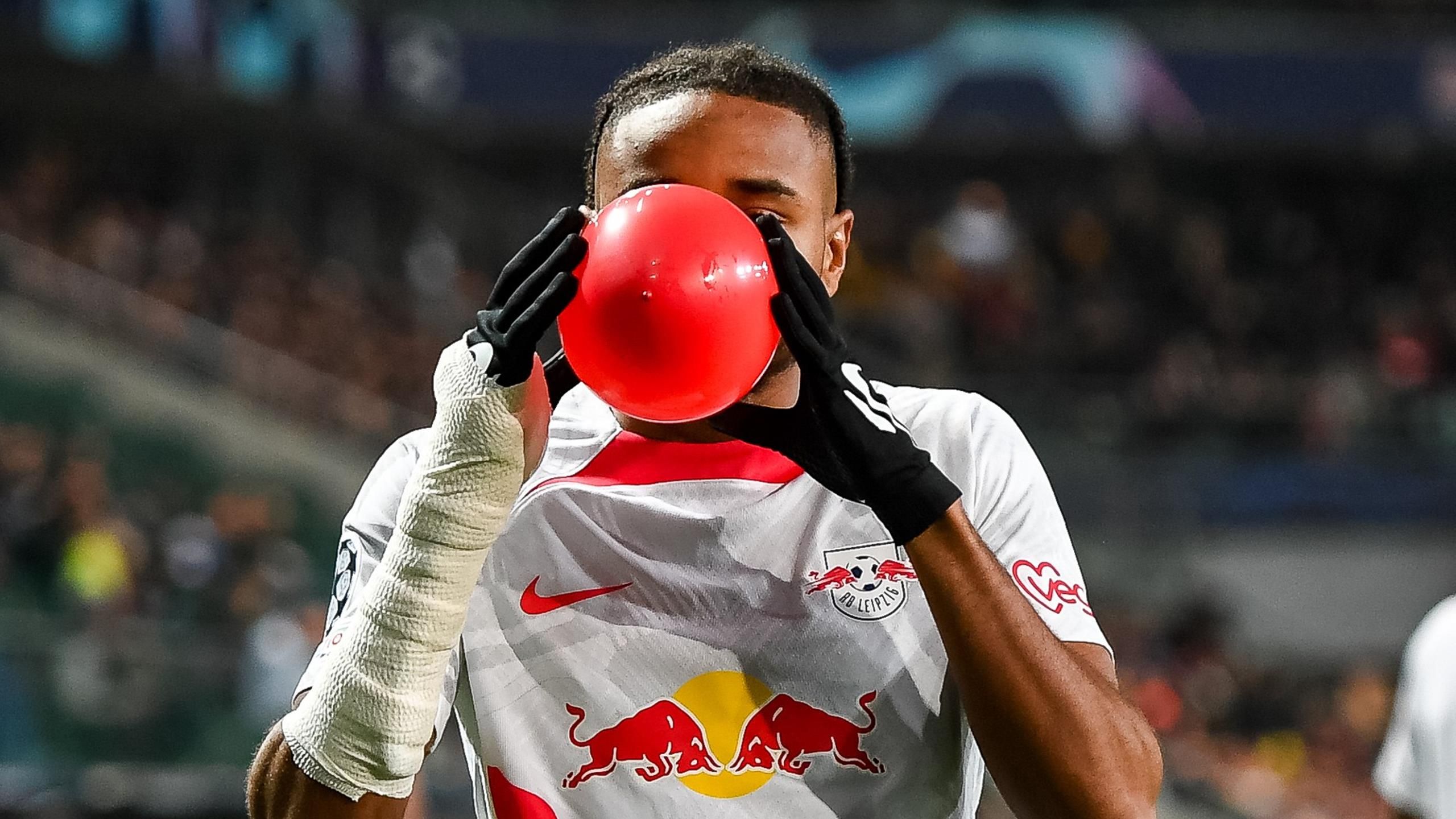 Christopher Nkunku feiert Tor für RB Leipzig mit rotem Luftballon - das steckt dahinter