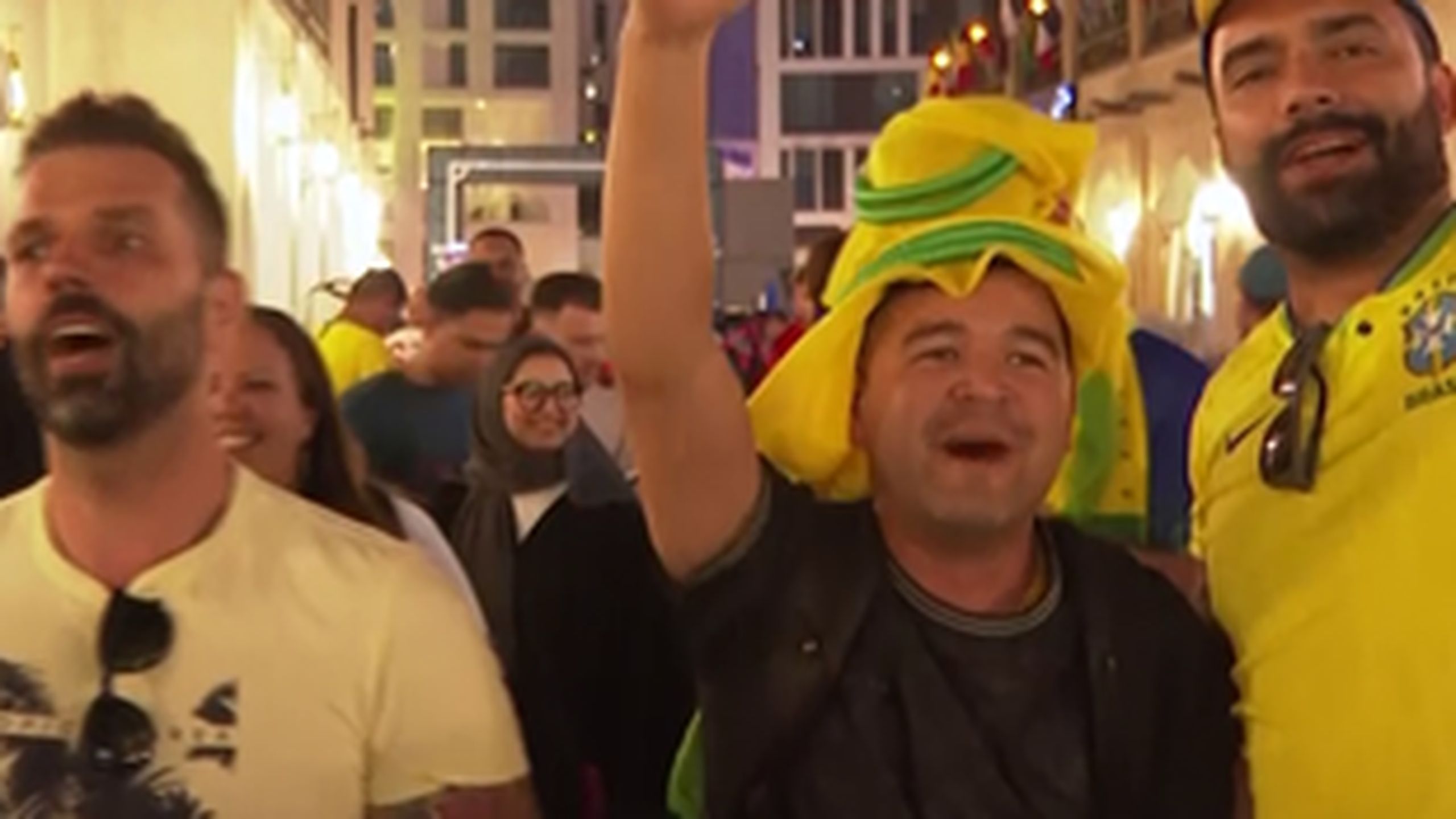 World Cup : Brazil fans sing 'Messi ciao' - Football video - Eurosport