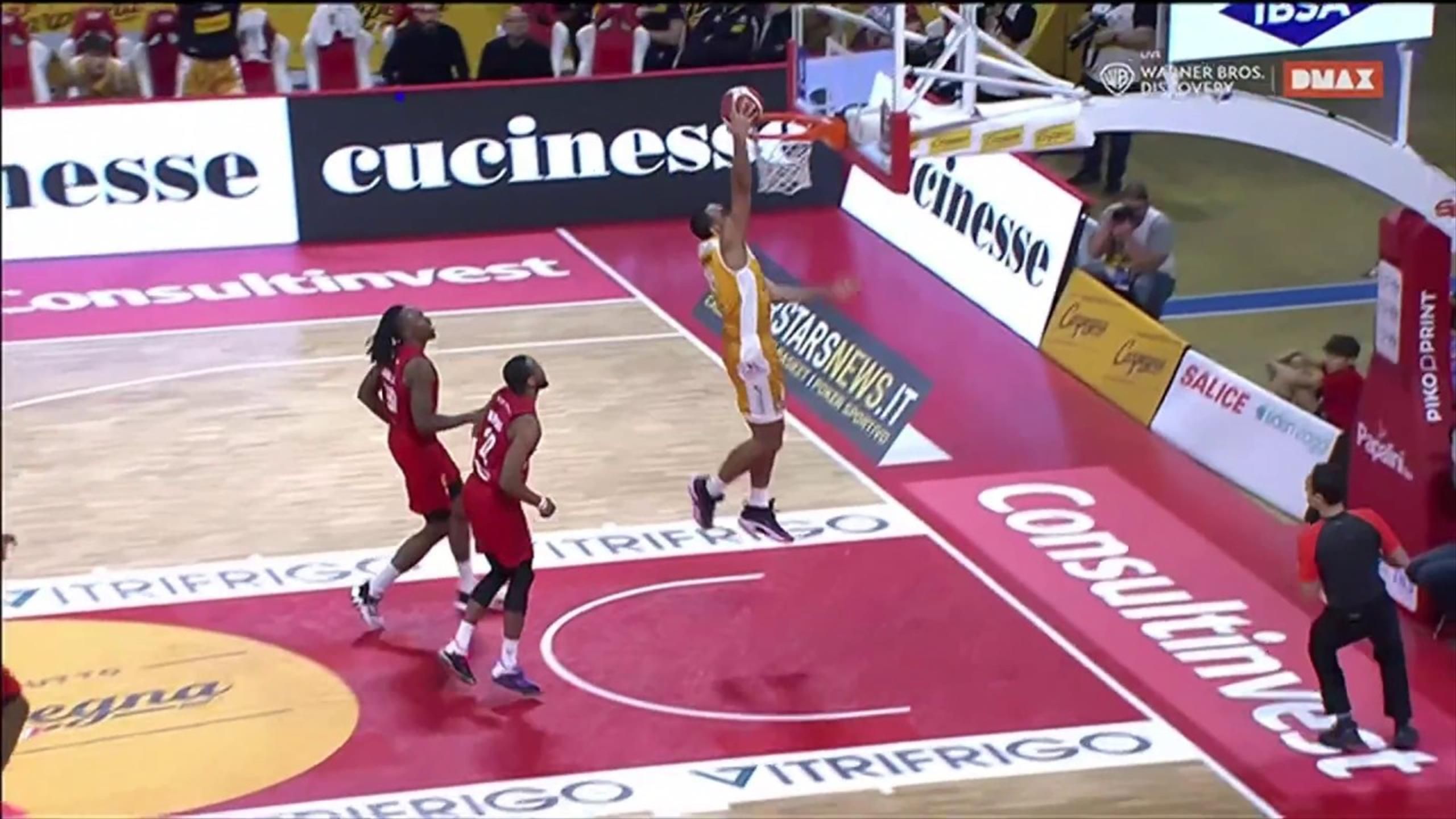 Pesaro corre in contropiede, Moretti manda a schiacciare Cheatham