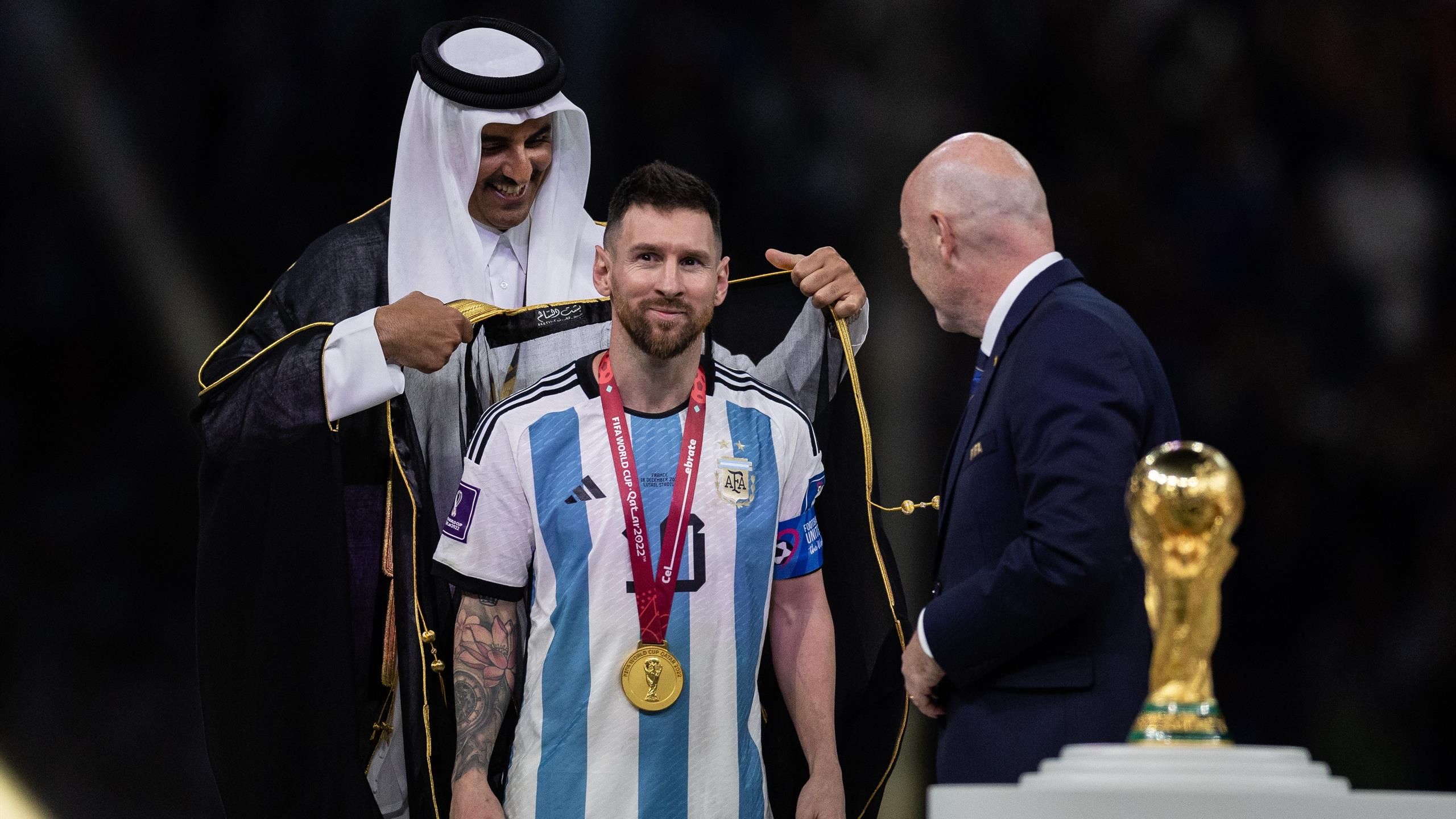 What was Lionel Messi wearing during the World Cup 2022 trophy