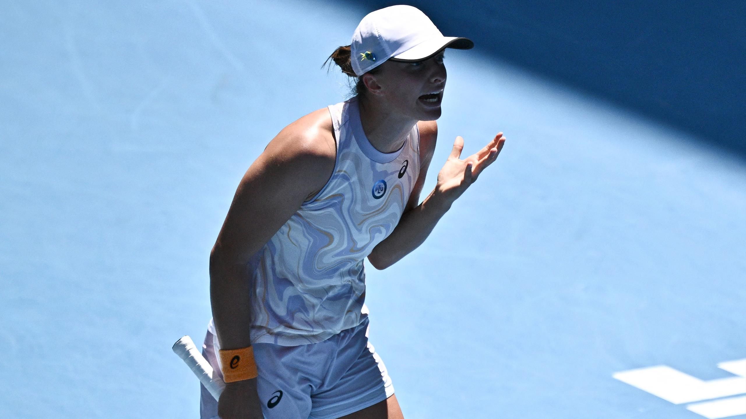 Iga Swiatek reacts to shock Elena Rybakina loss at Australian Open as top seed - I felt the pressure