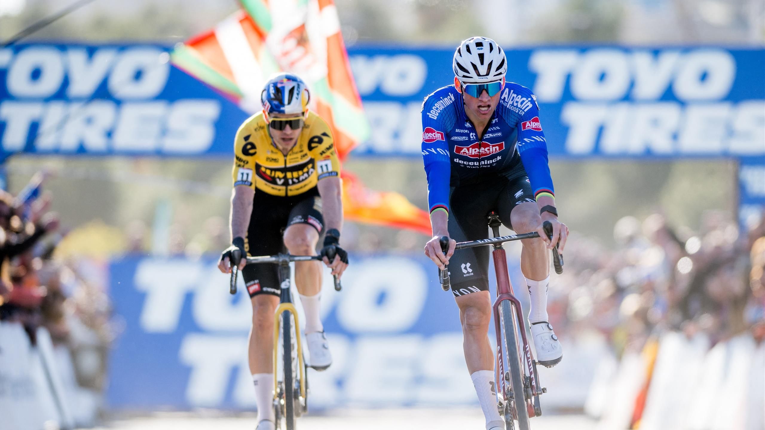 CycloCross Benidorm Mathieu van der Poel gewinnt den CrossWeltcup Herzschlagfinale mit Wout