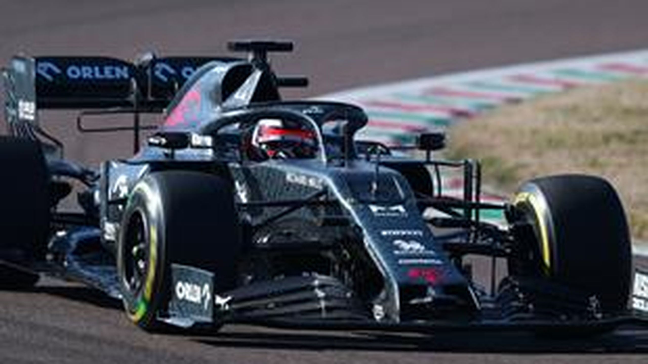 formu-a-1-afla-romeo-i-mercedes-testowa-y-swoje-bolidy-robert-kubica