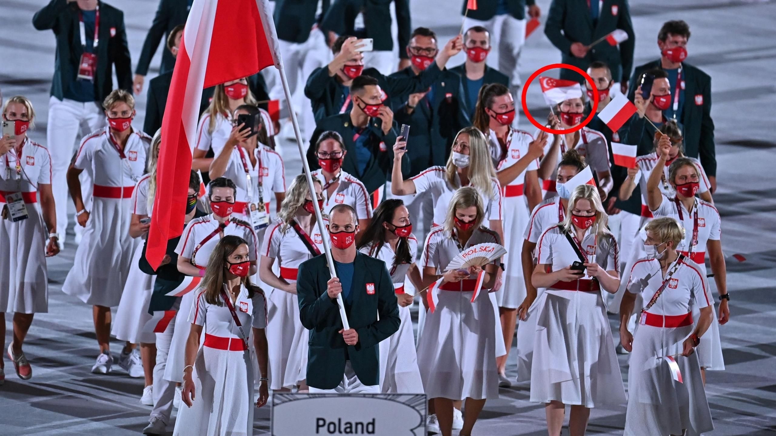Tokio 2020. Polka Małgorzata Cybulska z flagą Singapuru podczas