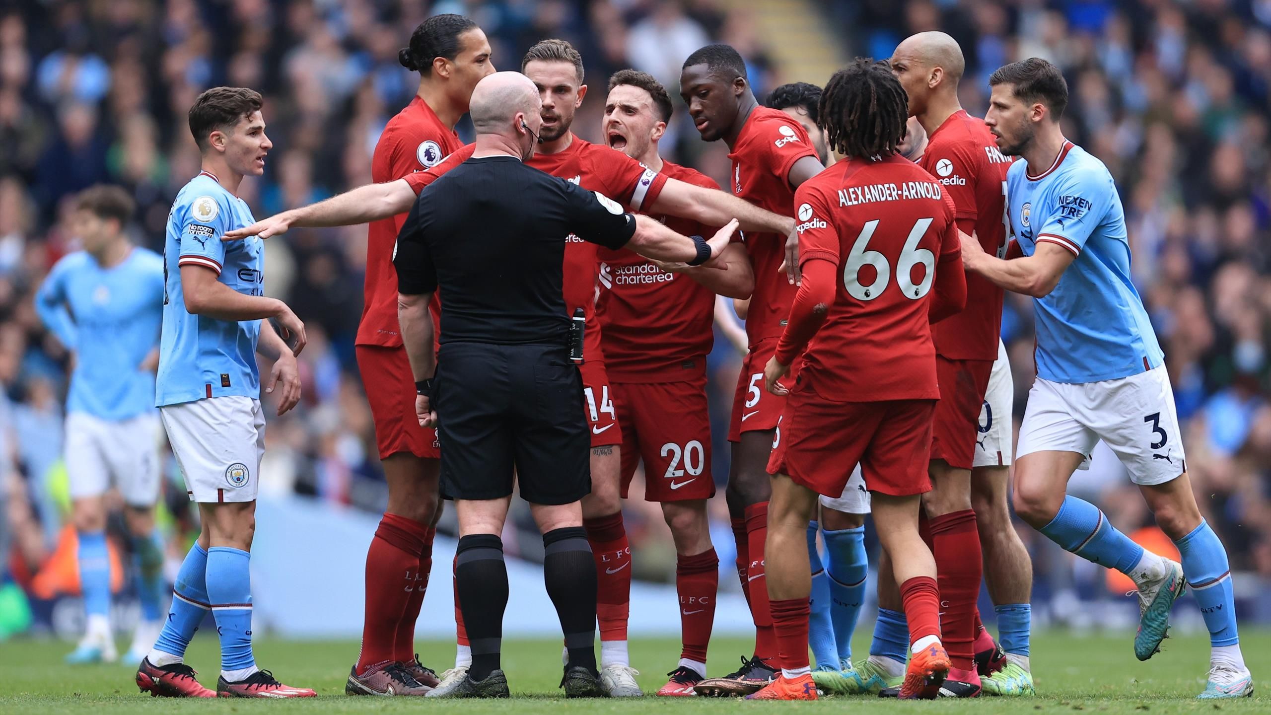 Football |  Liverpool receives a large fine after players intimidated the referee in the Manchester City match
