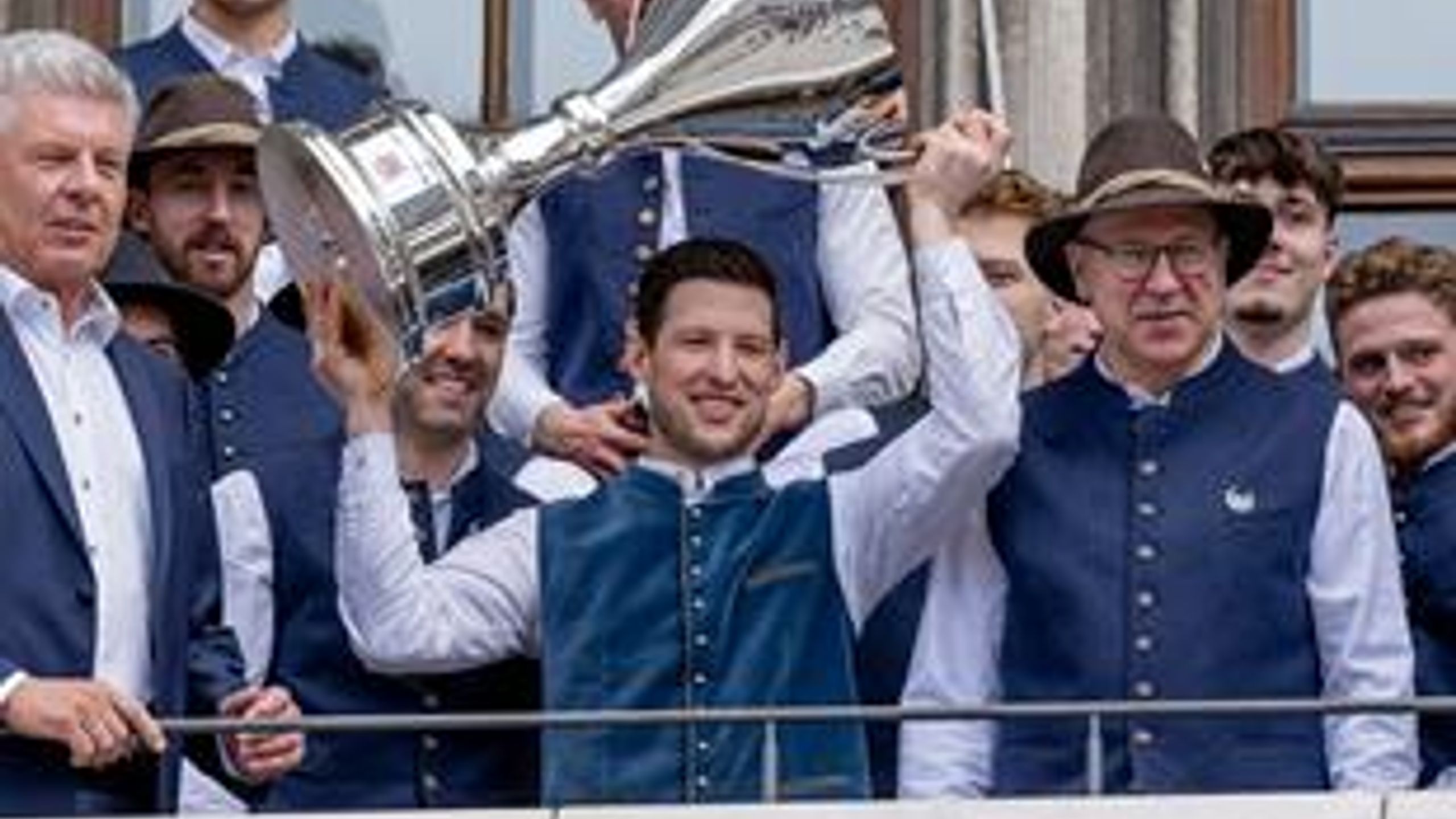 Münchner Eishockey-Meister im Rathaus empfangen - Eurosport