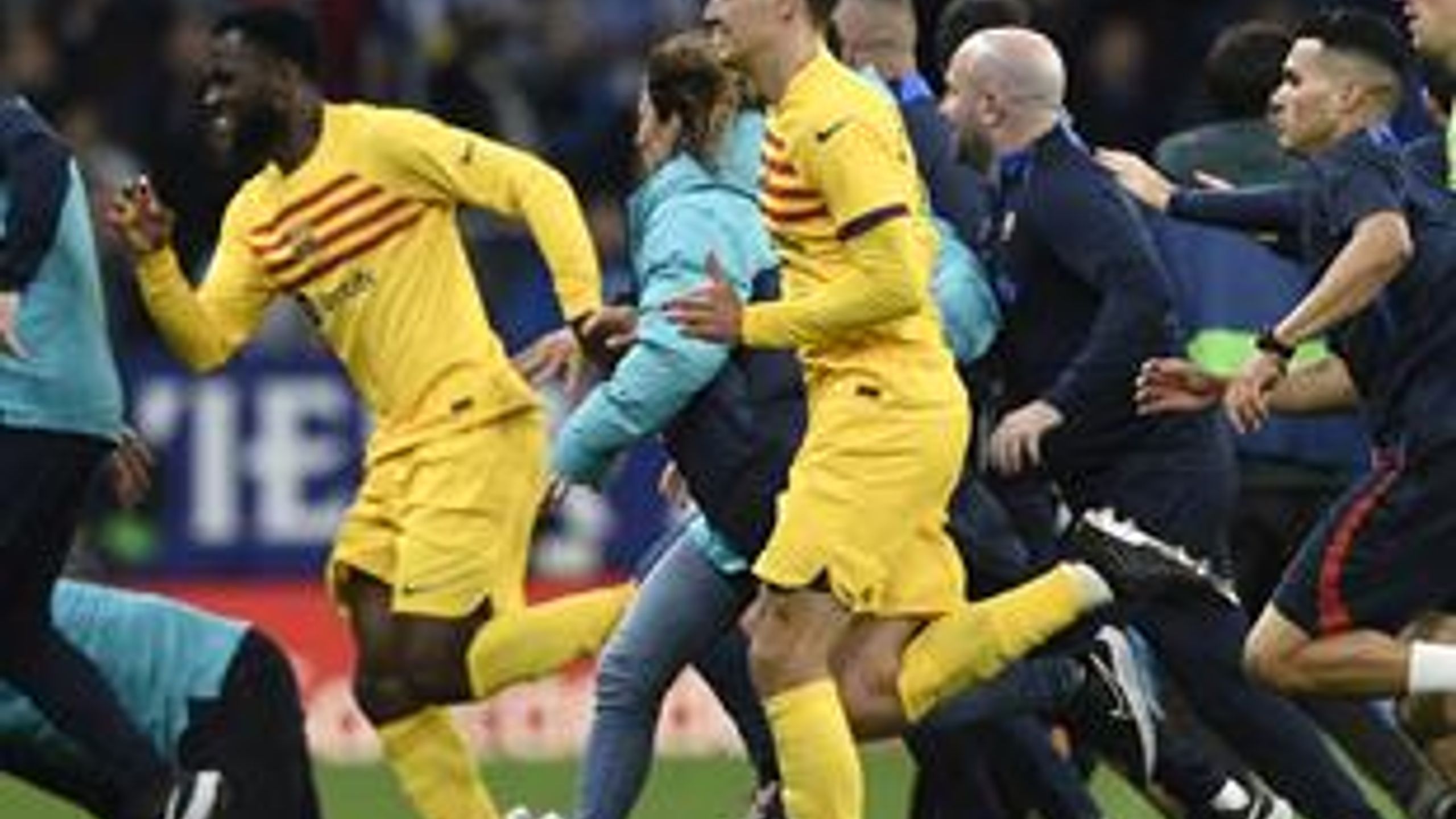 La Liga 2022/23 | La invasión al campo del RCDE Stadium llega a los ...