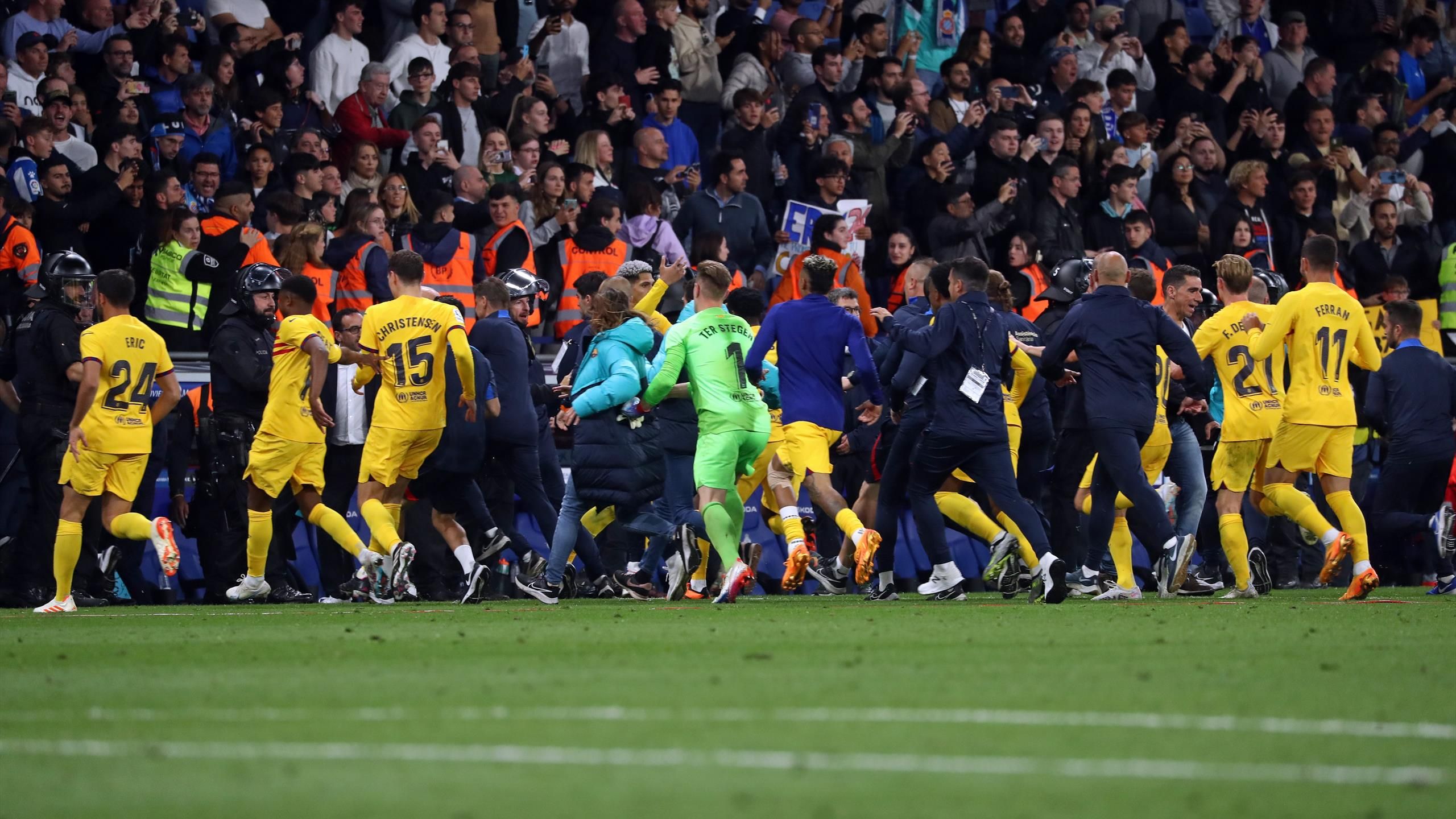 Spanish League |  Barcelona players had to flee from Espanyol fans after celebrating the national title