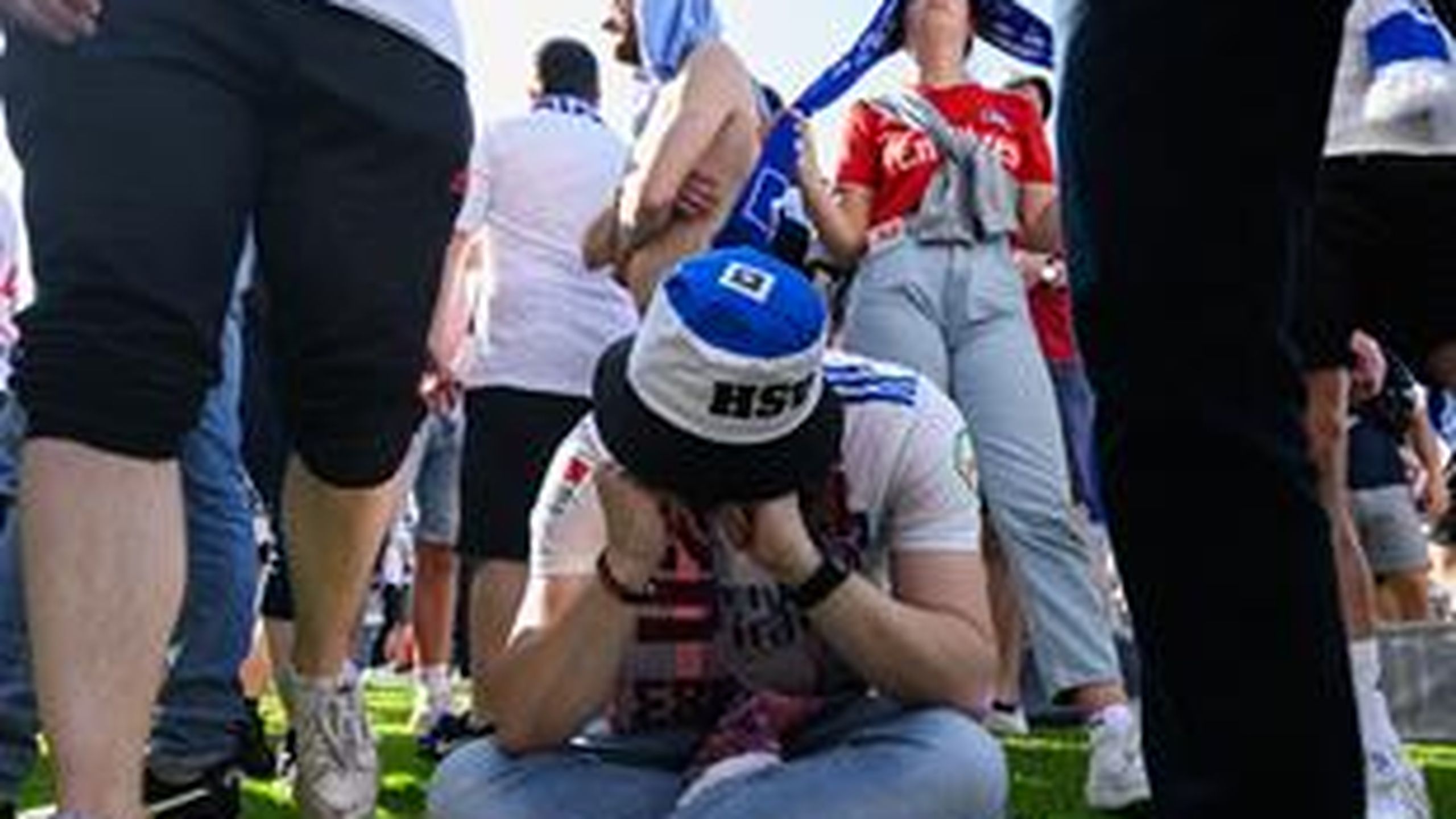 2. Bundesliga | Fans HSV vieren ‘promotie’ op het veld van tegenstander ...