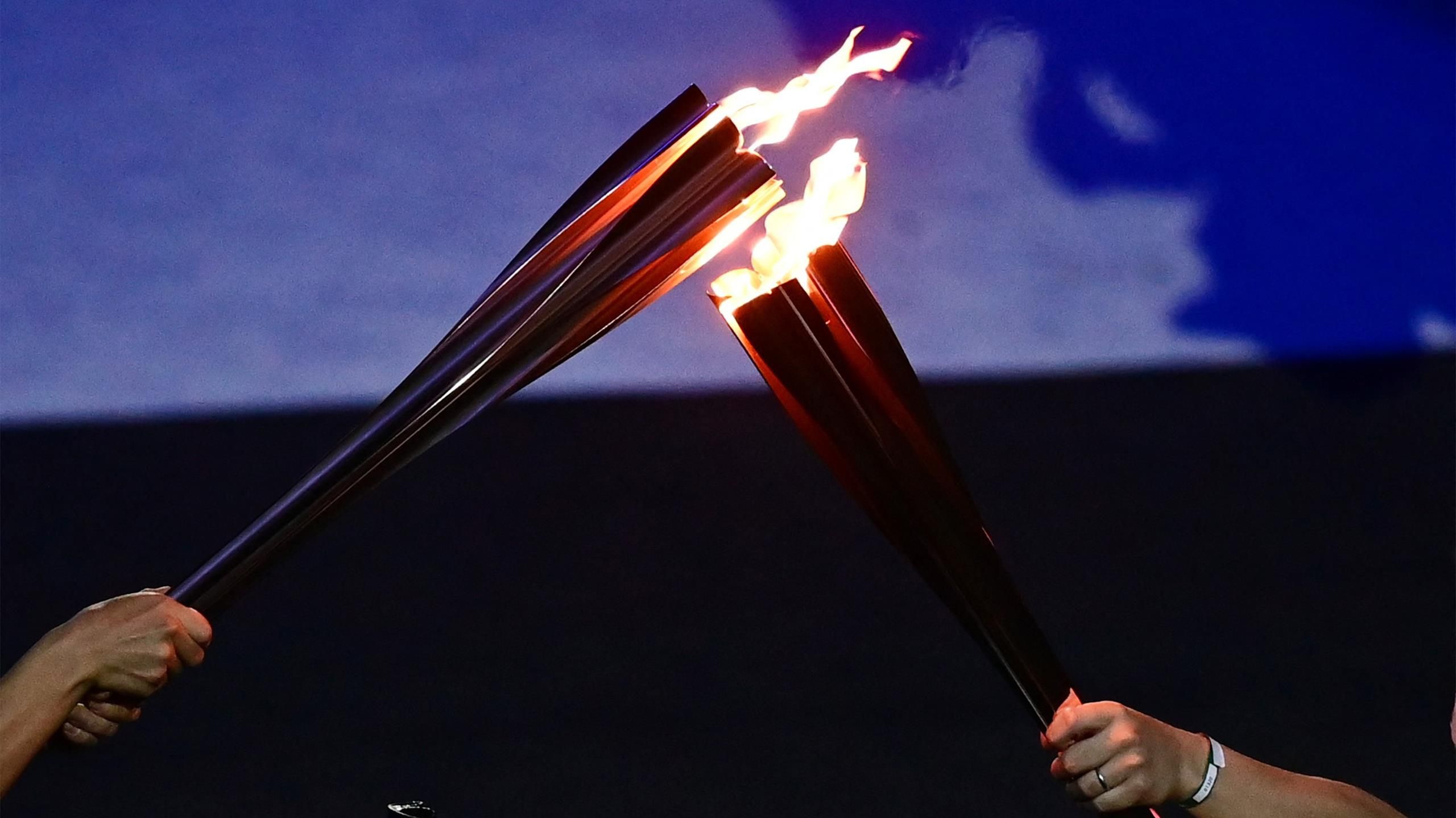 Факел 2024 г. Зажжение олимпийского огня 2023. Зажжение олимпийского огня в Греции. Олимпийский огонь 2014. Факел Олимпийских игр.