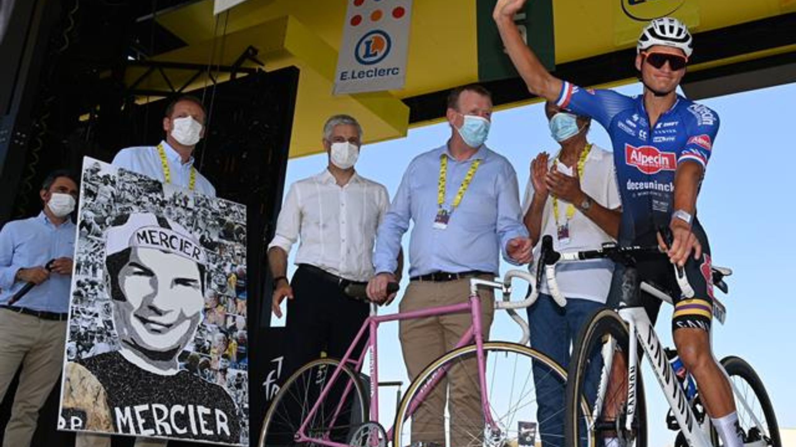 Tour de France 2023: Mathieu van der Poel ehrt Opa Poulidor mit Spezial ...