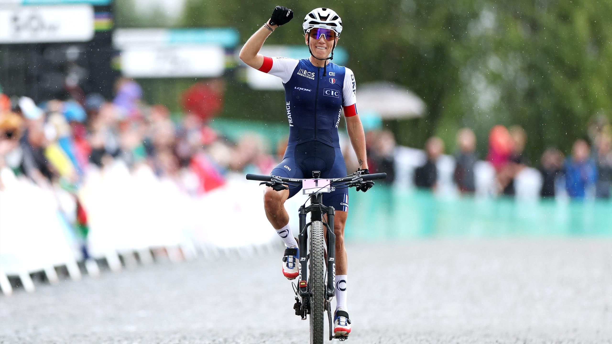 Pauline Ferrand-Prévot rijdt naar cross-country overwinning op de UCI Wereldkampioenschappen wielrennen