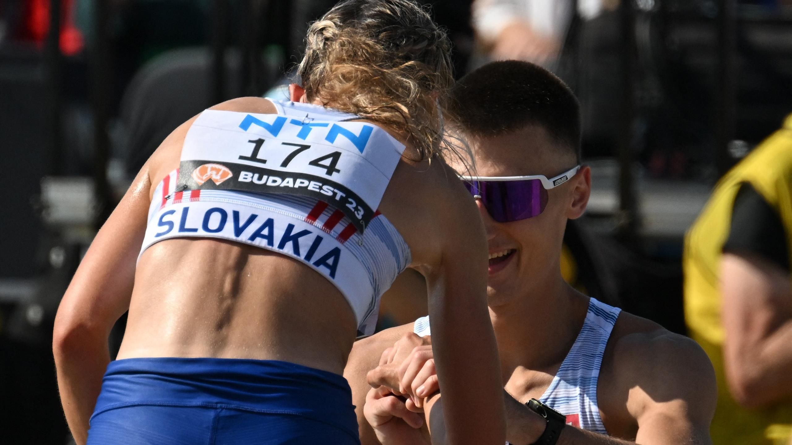 Slovenskí chodci Hana Borzalová a Dominik Černý prebehli cieľovú pásku na majstrovstvách sveta v atletike IAAF