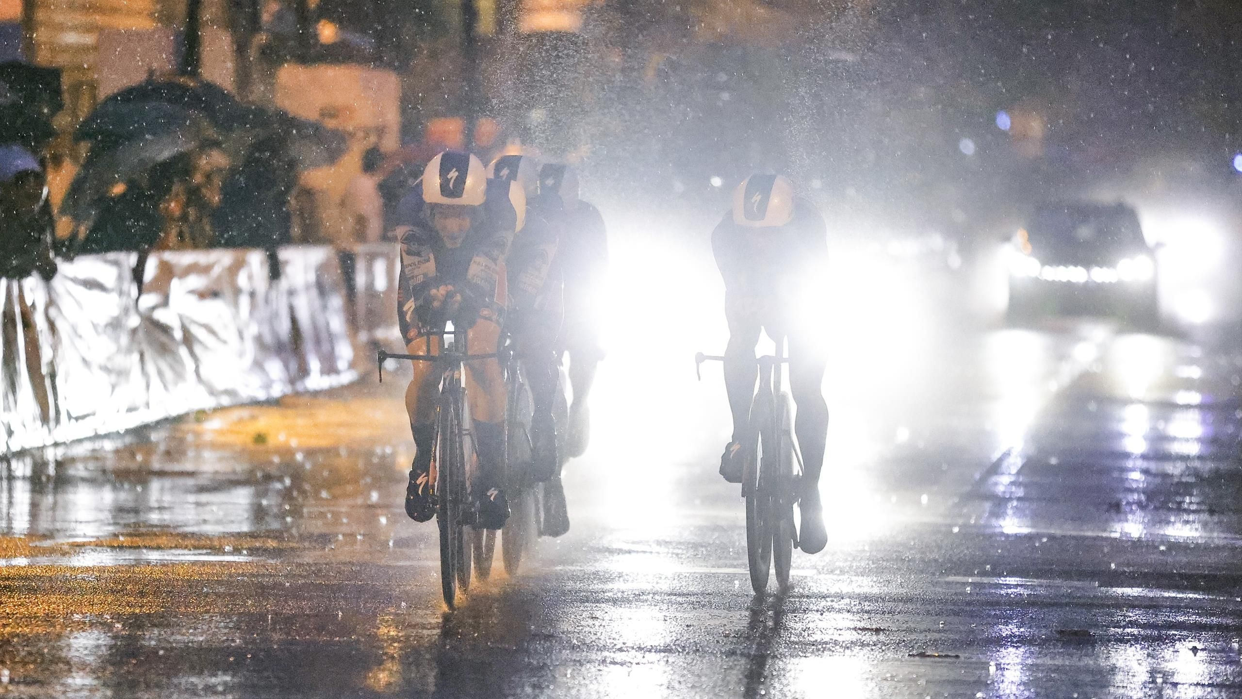 Vuelta a España – Remco Evenebol gotuje się ze złości: Doświadczenie zespołu w Barcelonie spotyka się z ostrą krytyką