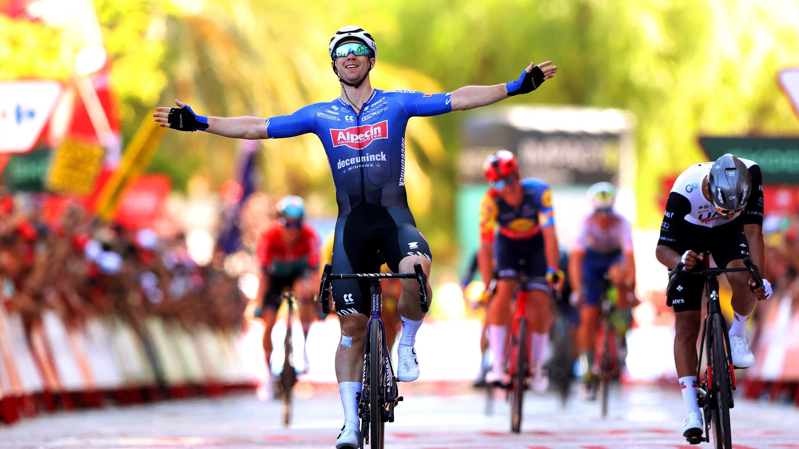 Vuelta a España 2023: Caden Groves vince la frenetica finale a Tarragona – Buitrago cade nella quarta tappa