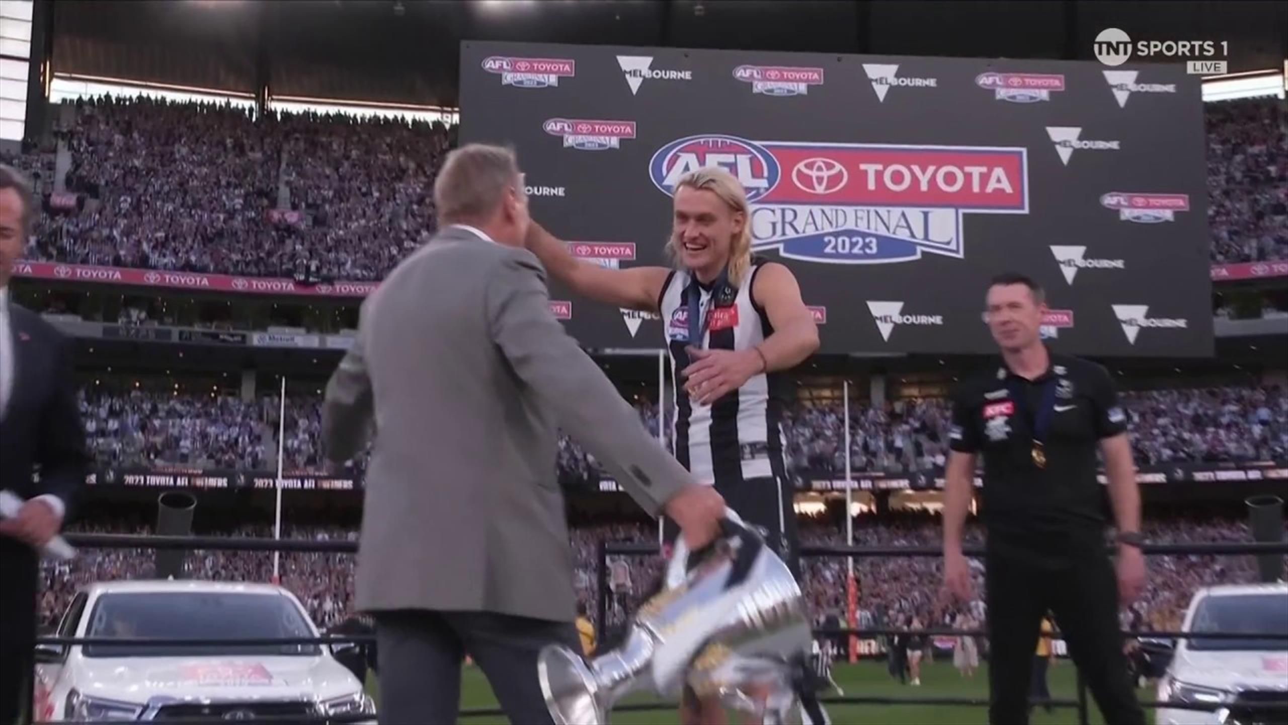 WATCH Beautiful moment as Collingwood legend Peter Moore hands