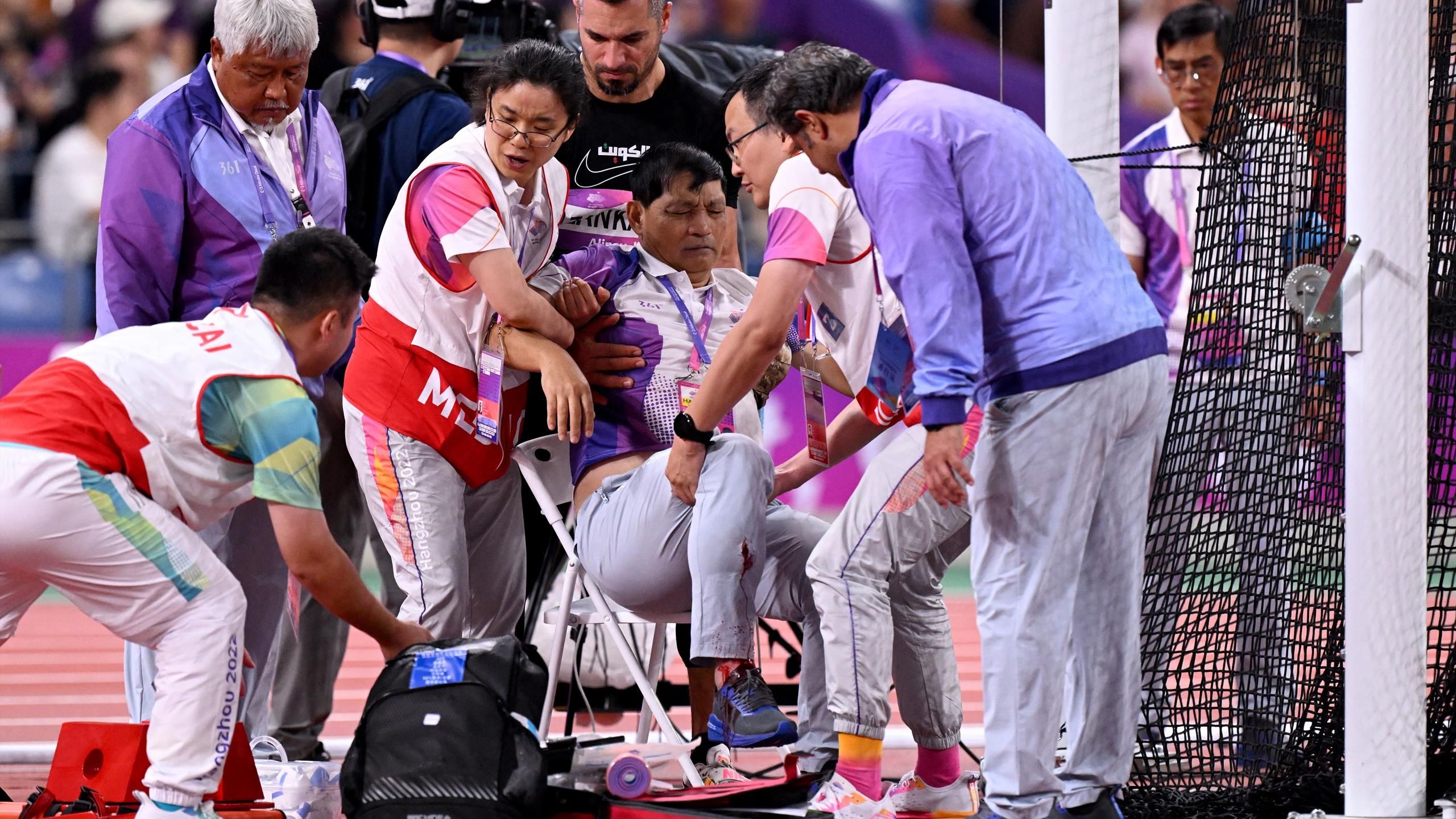 Kampfrichter bei Asienspielen von Hammer am Bein getroffen und schwer verletzt