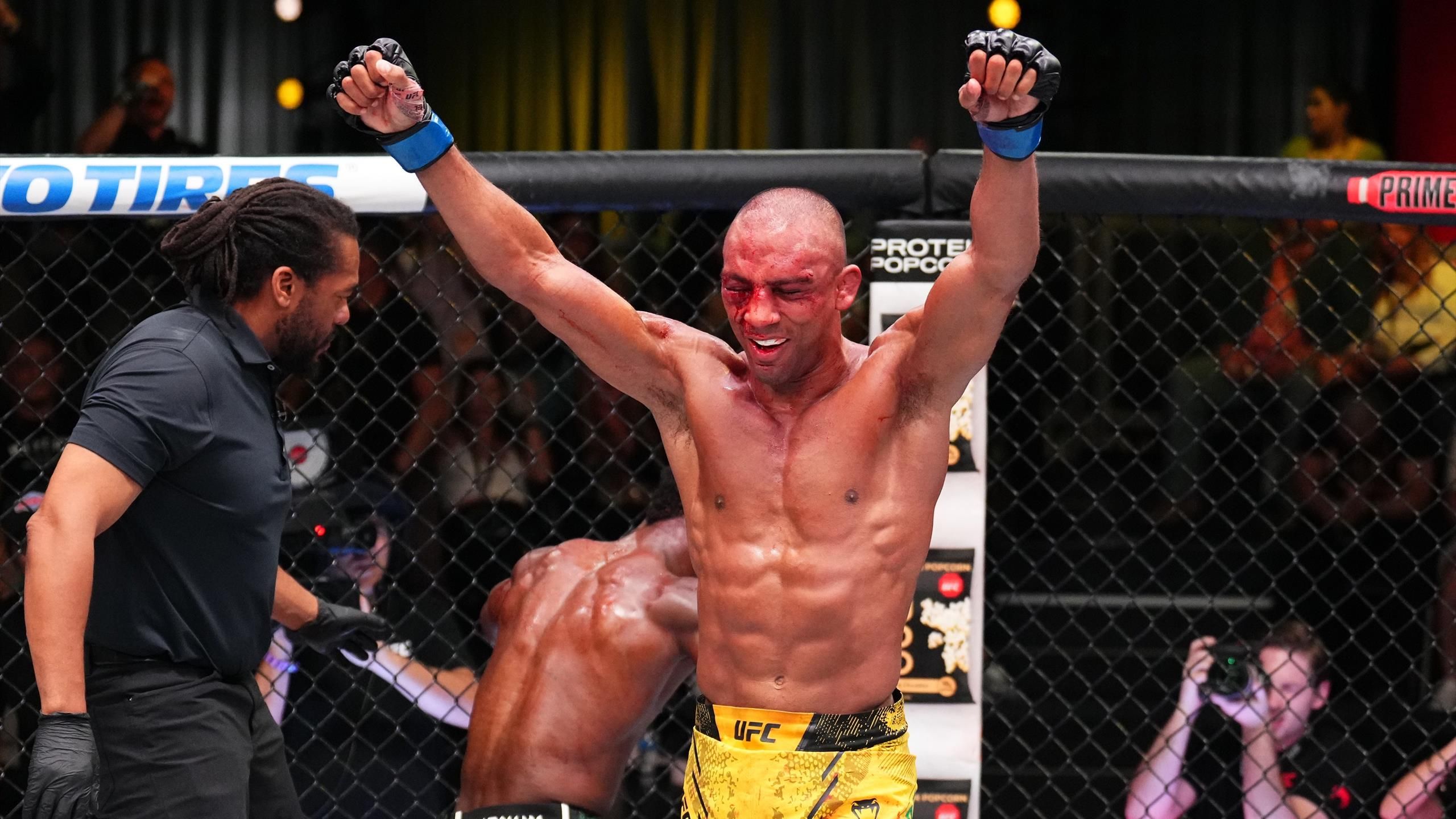UFC Vegas 81 Edson Barboza survives first round scare to battle