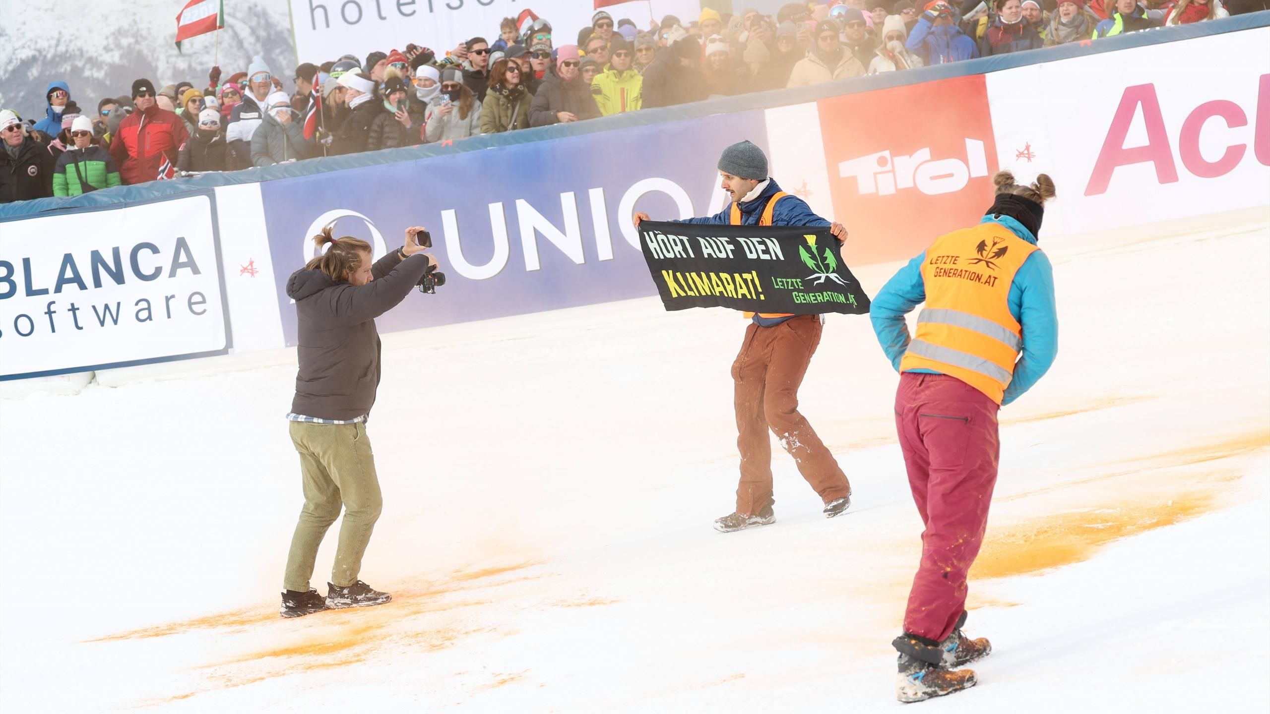 Slalom en Qargul: ¡el movimiento de protesta provoca que se detenga la carrera!  Henrik Kristoffersen ataca a activistas