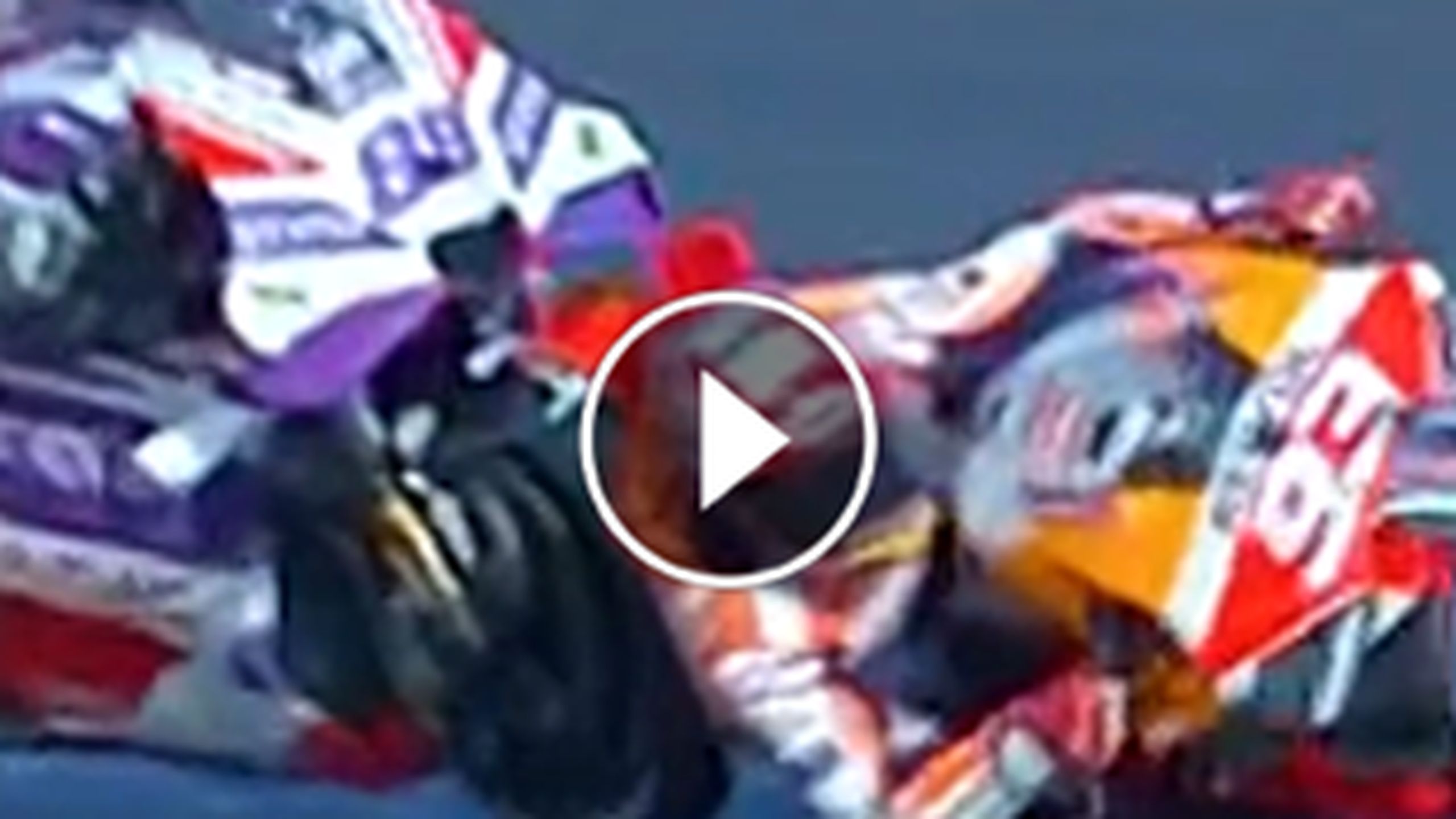 La caduta di Martin dopo il contatto con Marquez che ha consegnato il ...