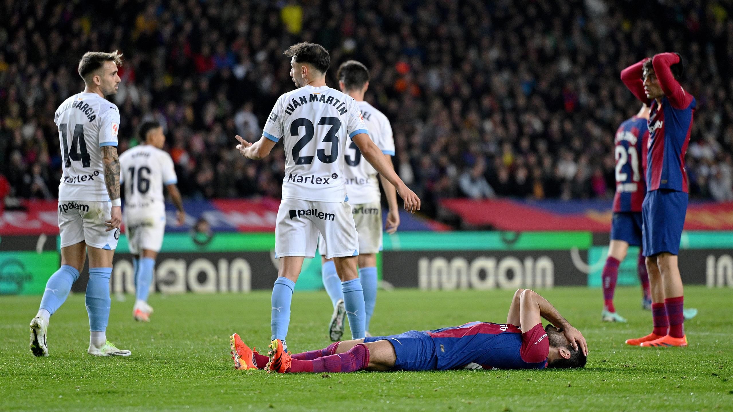 El gol de Lewandowski no ayudó.  La sensación española se hizo cargo del Barcelona