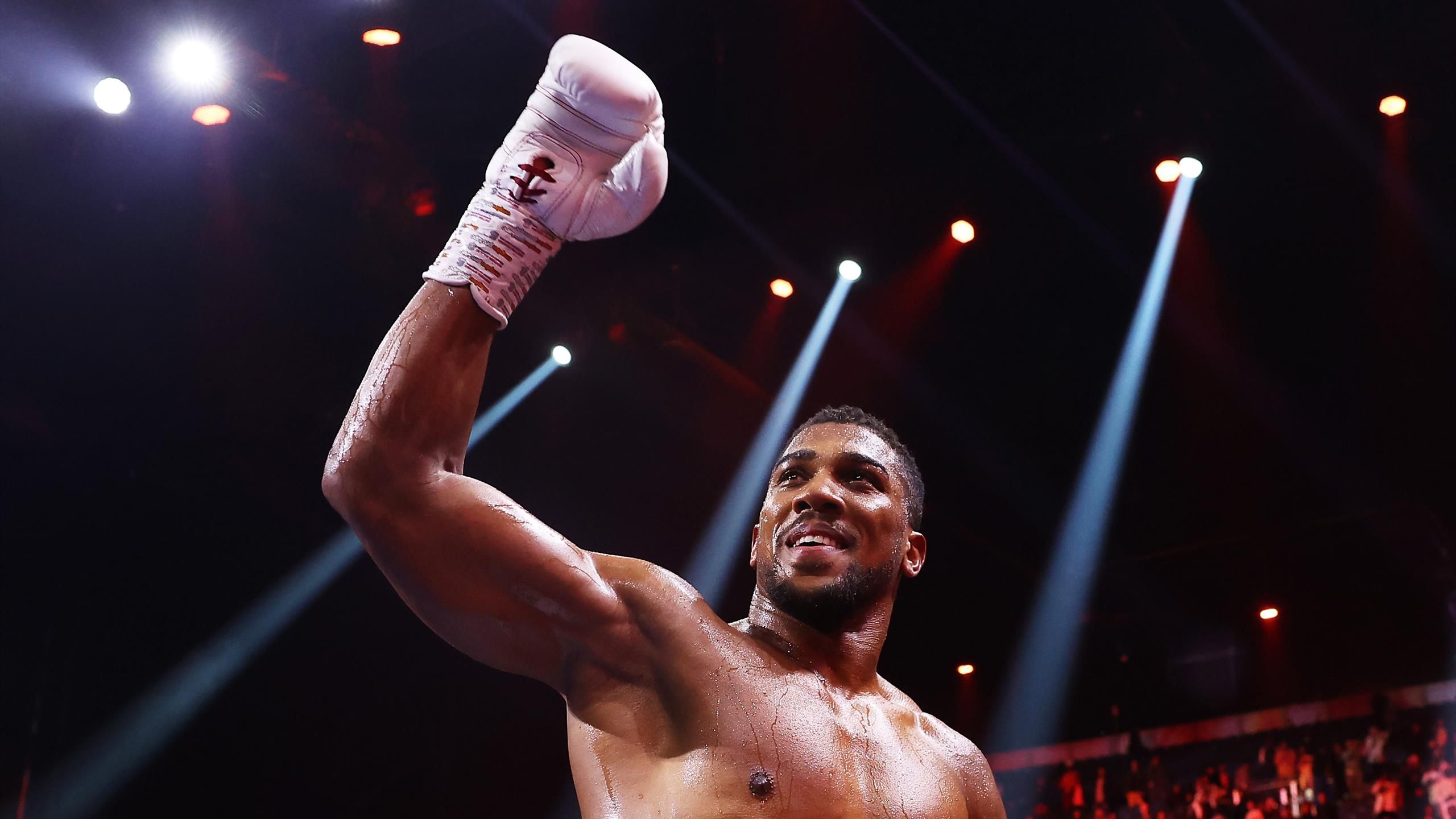 Korábbi UFC-bajnok ellen bizonytana a britek legendás nehézsúlyú ökölvívója