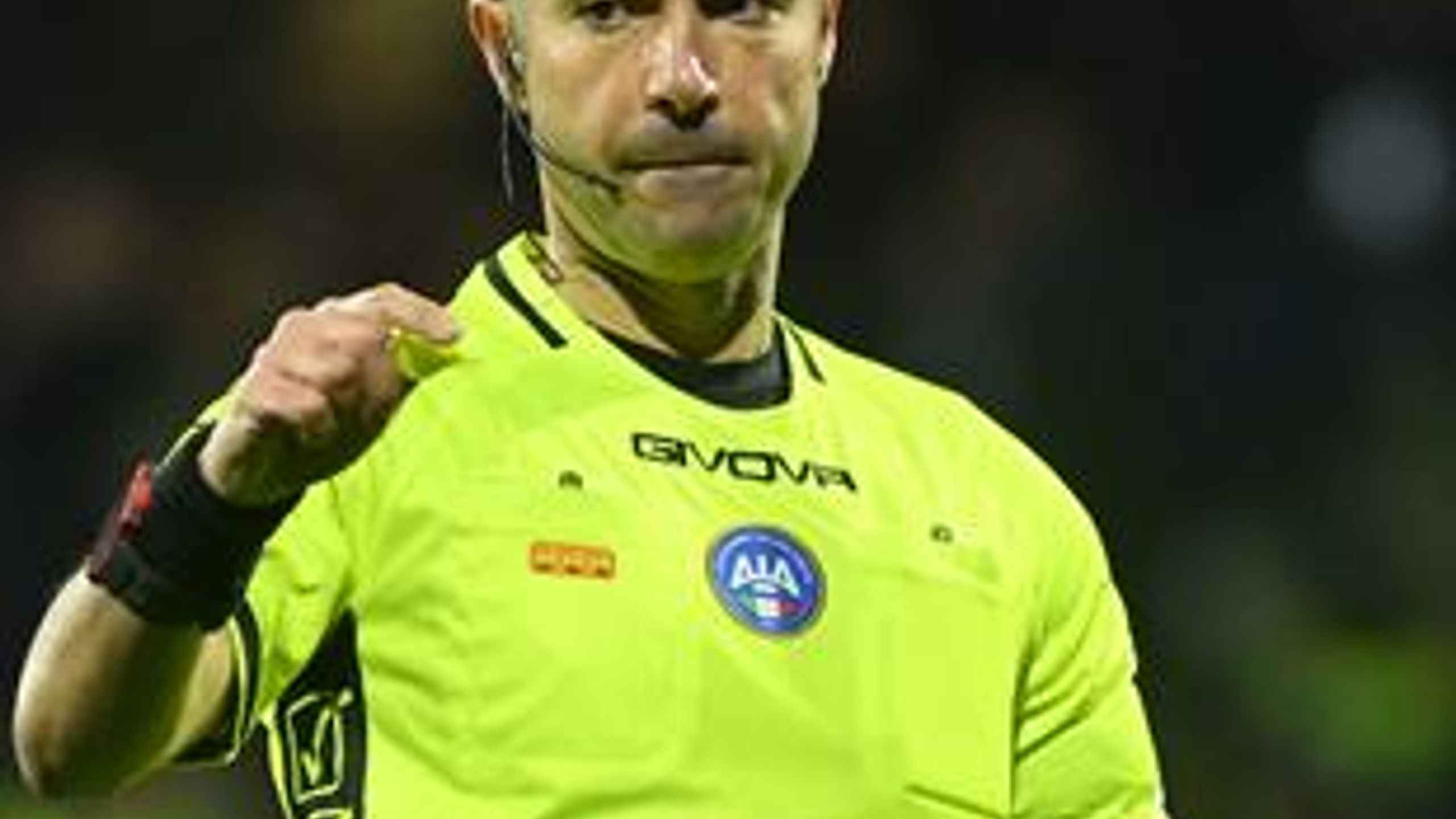 Serie A - Salernitana-Juventus, un preparatore insegue l'arbitro Guida ...