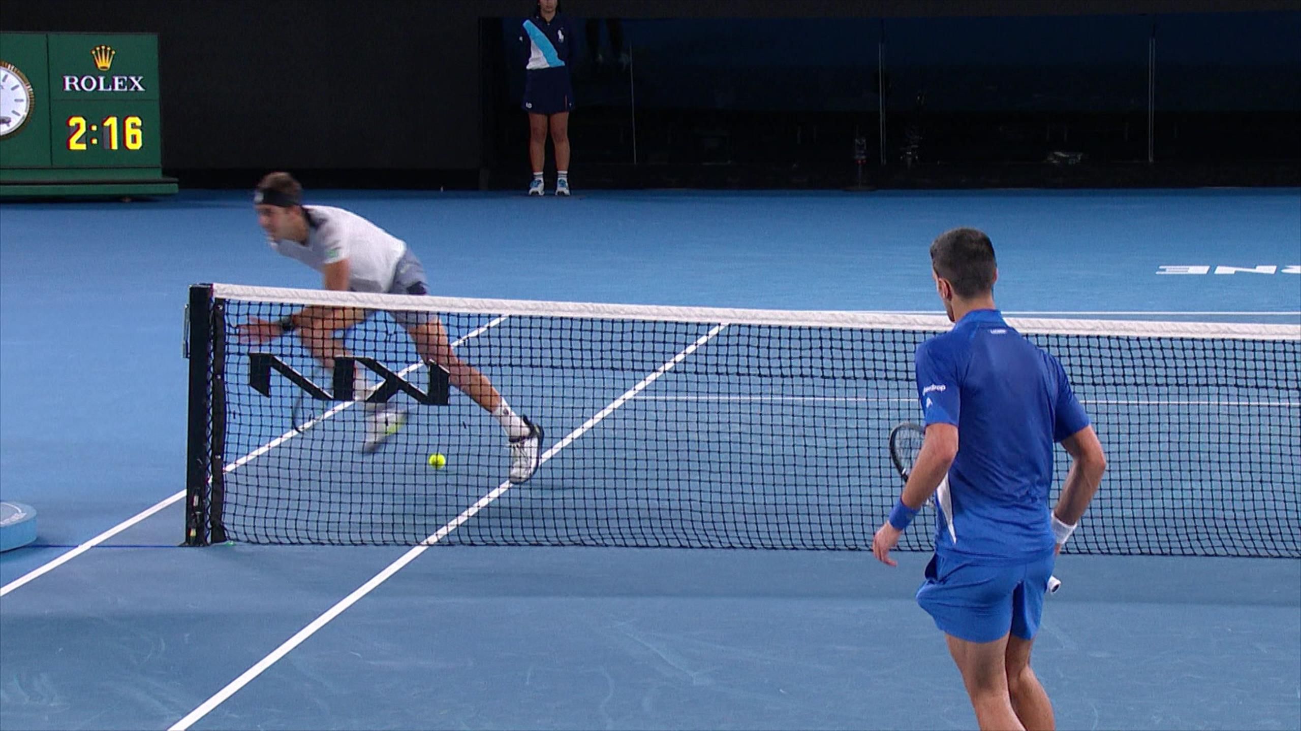 Djokovic malefico, inchioda Etcheverry con la palla corta - Tennis